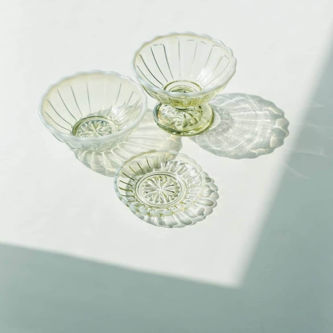 北欧、暮らしの道具店さんのインスタグラム写真 - (北欧、暮らしの道具店Instagram)「レトロなデザインが可愛い ちょっぴり特別なガラスの器 . - - - - - - - - - - - -  暑い季節のデザートにぴったりな 老舗硝子店「廣田硝子」の ガラスの器のご紹介です。  昭和から受け継がれている金型を使った 「雪の花」シリーズの古代色は、 レトロな喫茶店でみかけそうな 懐かしいデザインが印象的。  黄色味がかった淡いグリーンと、 雪のような乳白色のふち取りが美しく、 テーブルに映る影にもうっとりしてしまいます。  夏といえば、かき氷。 高台のついたフラッペは、 そんな夏のデザートにもぴったり！  シンプルにジャムやフルーツだけでも、 このうつわに盛りつければ、 お店ででてくるようなかき氷の完成です。  かき氷はもちろん、フルーツやアイス、 ヨーグルトにもよく合います。  いつものデザートも ちょっとだけ特別な気持ちになる気がします。  おかずにもちょうどいい小鉢と、 小さなお菓子によさそうな豆皿も 同じシリーズでご用意しています。  どこか非日常で、ちょっと特別なガラスの器。 この春迎えてみてはいかがでしょうか。 . ーーー 掲載のアイテムはこちら▼ ーーー . ☑︎ 廣田硝子 / 雪の花シリーズ / フラッペ・小鉢・豆皿 - - - - - - - - - - - - - - - - - -   ▶︎ お買いものはプロフィールのリンクから ご覧くださいね。→@hokuoh_kurashi . #フラッペ#かき氷#廣田硝子#豆皿#小鉢#レトロ#喫茶店#食器#食器好き#食器集め #朝ごはん#ランチ#夜ごはん#ディナー#料理#シンプル #シンプルライフ#シンプルデザイン#暮らしを楽しむ#日々の暮らし #北欧#暮らし#北欧暮らしの道具店」5月24日 11時00分 - hokuoh_kurashi