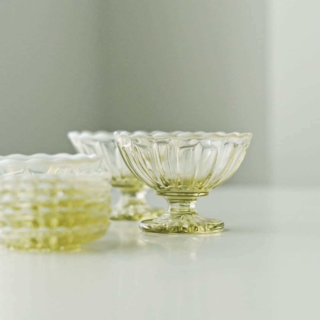 北欧、暮らしの道具店さんのインスタグラム写真 - (北欧、暮らしの道具店Instagram)「レトロなデザインが可愛い ちょっぴり特別なガラスの器 . - - - - - - - - - - - -  暑い季節のデザートにぴったりな 老舗硝子店「廣田硝子」の ガラスの器のご紹介です。  昭和から受け継がれている金型を使った 「雪の花」シリーズの古代色は、 レトロな喫茶店でみかけそうな 懐かしいデザインが印象的。  黄色味がかった淡いグリーンと、 雪のような乳白色のふち取りが美しく、 テーブルに映る影にもうっとりしてしまいます。  夏といえば、かき氷。 高台のついたフラッペは、 そんな夏のデザートにもぴったり！  シンプルにジャムやフルーツだけでも、 このうつわに盛りつければ、 お店ででてくるようなかき氷の完成です。  かき氷はもちろん、フルーツやアイス、 ヨーグルトにもよく合います。  いつものデザートも ちょっとだけ特別な気持ちになる気がします。  おかずにもちょうどいい小鉢と、 小さなお菓子によさそうな豆皿も 同じシリーズでご用意しています。  どこか非日常で、ちょっと特別なガラスの器。 この春迎えてみてはいかがでしょうか。 . ーーー 掲載のアイテムはこちら▼ ーーー . ☑︎ 廣田硝子 / 雪の花シリーズ / フラッペ・小鉢・豆皿 - - - - - - - - - - - - - - - - - -   ▶︎ お買いものはプロフィールのリンクから ご覧くださいね。→@hokuoh_kurashi . #フラッペ#かき氷#廣田硝子#豆皿#小鉢#レトロ#喫茶店#食器#食器好き#食器集め #朝ごはん#ランチ#夜ごはん#ディナー#料理#シンプル #シンプルライフ#シンプルデザイン#暮らしを楽しむ#日々の暮らし #北欧#暮らし#北欧暮らしの道具店」5月24日 11時00分 - hokuoh_kurashi