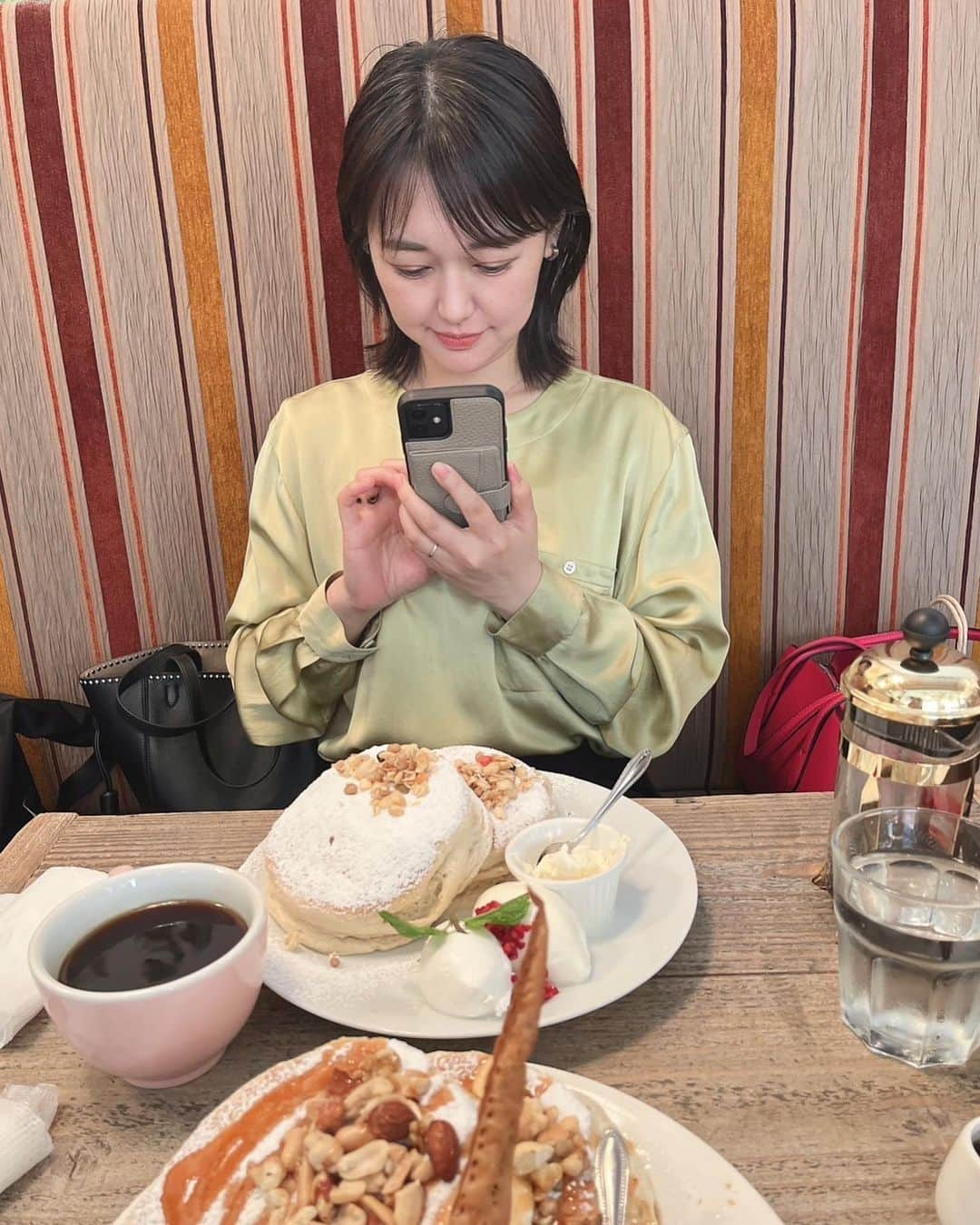 深瀬智聖のインスタグラム：「前回の投稿の続き🍴 わんぱく洋食プレートの後にデザートも食べたよ🫣  Cafe del SOLのパンケーキ🥞 ボリューミーなのわかってて、ふわふわだからいけるでしょ✊🏻って😂 最初ノリノリで食べてたのにやはり途中でお腹ぱんぱんすぎてちぎれるかと思いました🥹ズボンのボタン閉まらない！ まさにぱんケーキ！！     @cafedelsol_fukuoka   #福岡 #大名カフェ #パンケーキ #カフェデルソル #大名　 #福岡カフェ #福岡パンケーキ  #デザート #別腹 #別腹スイーツ」