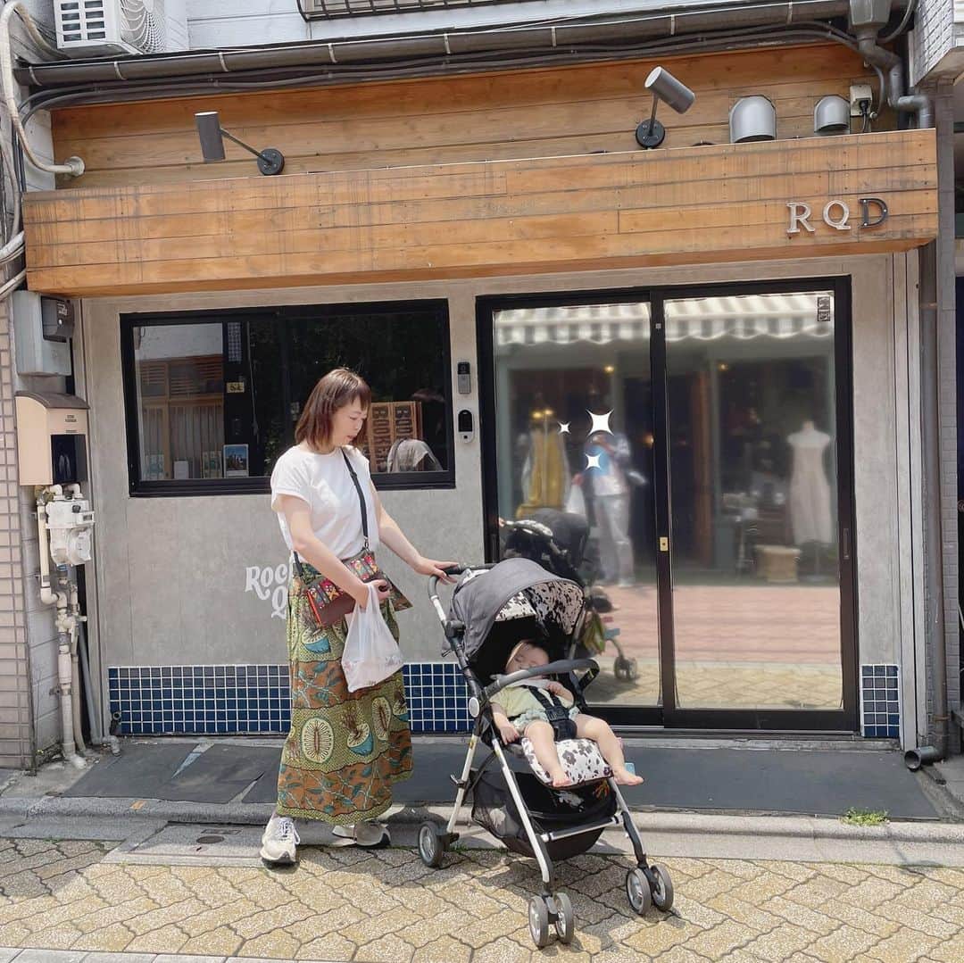 高坂友衣さんのインスタグラム写真 - (高坂友衣Instagram)「. 事務所の後輩のホシノユキ @hoshino.tesou  にも久々に会えた！ お互い去年出産👶 （ホシノは第三子ちゃん♡） まさか娘同士が同級生になるとはねぇ。 まさか二人並んで授乳する日が来るとはねぇ。 嬉しいねぇぇぇ🧡  名刺のデザインもお願いした、 今や売れっ子大忙しのなおちゃん （吉原奈桜 @nao_yoshihara ） 忙しい中来てくれて＆ おっきいパンのお土産ありがとう🧡  高校の同級生にも再会。 青森東高校で出会った20年後 《東京駅 子連れ ランチ》 で検索する日が来るとはねぇ🥰  数年過ごした 高円寺・阿佐ヶ谷・荻窪エリアも ちょこっとお散歩できたし、 8年間ハワイ料理屋＆からあげ屋やってたところにも行けたし、 大好きなバーンイサーンで食べられたし、 宿はとっても素敵だったし、 充実した東京旅でした🗼  #青森市役所ご担当者さま どうかまた移住イベントに呼んでくださいお願いします🙇‍♀️」5月24日 11時19分 - yui_kosaka828