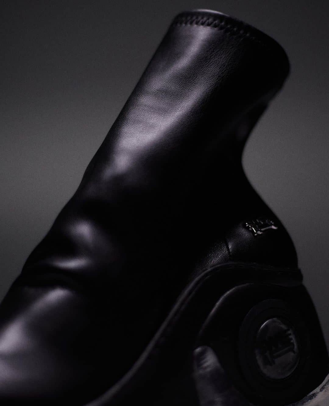 スウェアのインスタグラム：「AIR.REV XTRA BLACK up close in smooth vegan leather. #SWEAR」