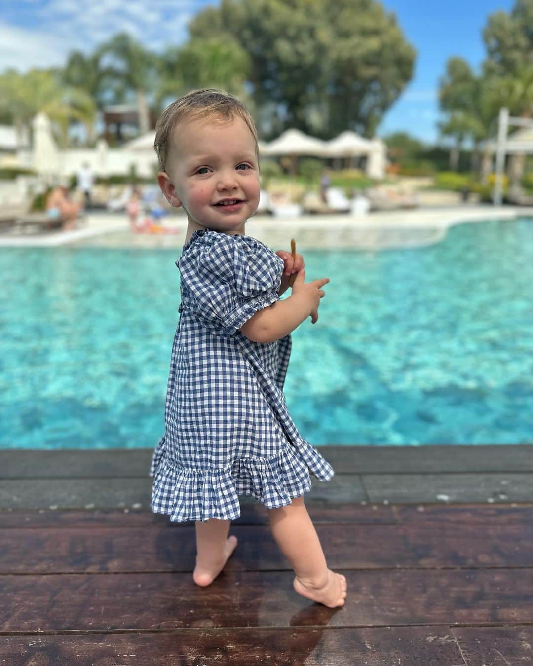 ミリー・マッキントッシュさんのインスタグラム写真 - (ミリー・マッキントッシュInstagram)「Aurelia recently turned 18 months old. I have such mixed emotions, I love watching her grow up and find her independence but on the other hand she's my baby and I kind of want her to stay that way!!   Aurelia is very chatty, she tries to have conversations and will chat away to Sienna in her own little language which is adorable. She's totally obsessed with her big sister, she'll follow her around the house and copy everything she does - this includes when Sienna is having a tantrum, Aurelia copies so I now often have two screaming toddlers to deal with at the same time!   She is not a fan of keeping still, which makes getting dressed and nappy changes challenging, it’s literally a wrestling match so no matter how hard I try to entertain or distract her. She loves climbing on anything and everything which is a bit scary as you look away for a second and she is scaling the kitchen island. We are also in the food throwing and smearing stage right now, if you cut her fruit the wrong way the whole plate is on the floor.   Aurelia is so affectionate, she constantly wants to give kisses and cuddles and most of the time she is full of smiles. She insists that I give her a bottle, which I'm savouring as I know I'll be slightly heartbroken when this stops.   Having my girls 18 months apart has been really intense and I have moments when they are both fighting or having a tantrum when I feel totally overwhelmed. Luckily I can see the light at the end of the tunnel because they are also becoming best friends and I feel so lucky to be their mummy 💗 #twounderthree #18monthagegap」5月24日 2時30分 - milliemackintosh