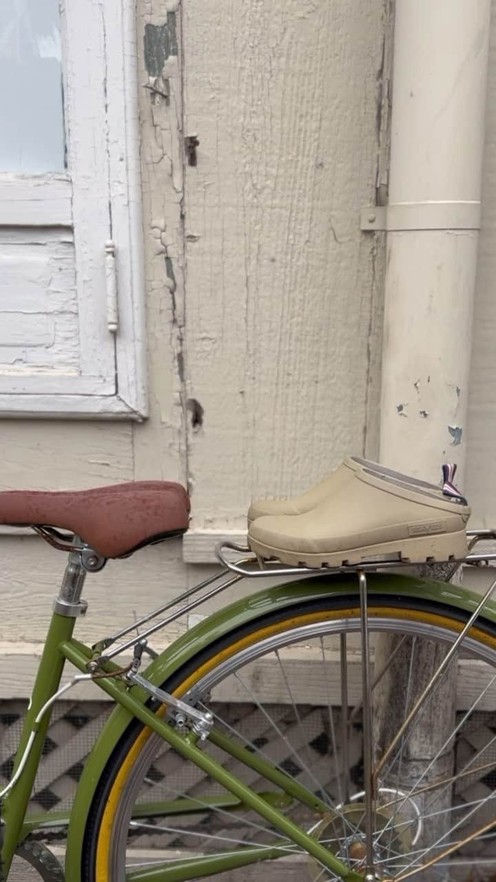 シービーズのインスタグラム：「Romanticizing our gloomy morning stroll wearing the Bodega Clog in Dune.   #wesandersontrend #wesandersonstyle #clogs」