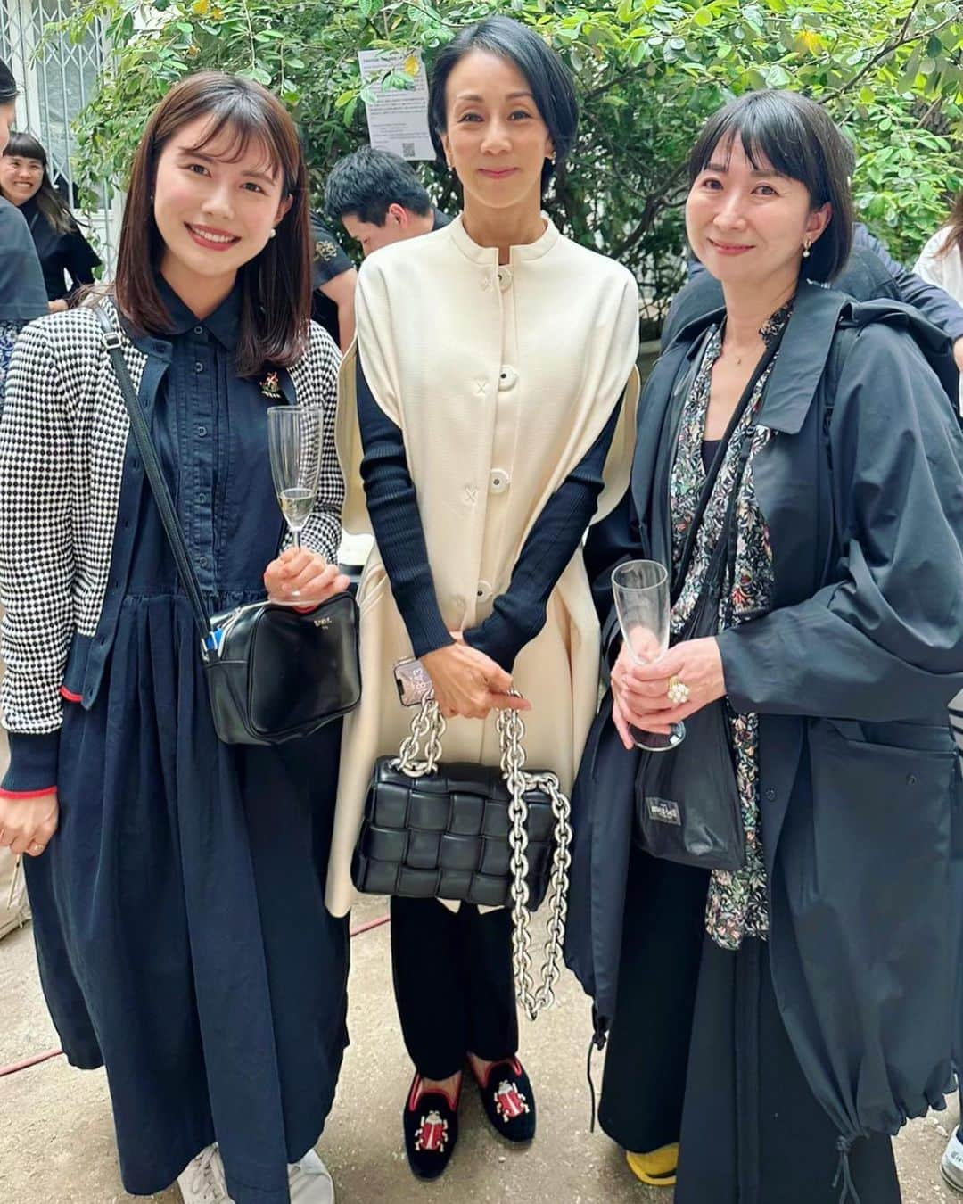 真藤舞衣子さんのインスタグラム写真 - (真藤舞衣子Instagram)「飛行機が少し遅れてパリに到着してそのままスーツケースを2個持ったまま釜浅商店PARIS 5周年記念イベントのヴェルニサージュへ。 和やかな雰囲気の中、嬉しい再会や会いたかった方々と楽しい時間を過ごしました。 憧れの塩田ノア先生(ドアップの写真しかなくてごめんなさい！)、てててTVで一緒だった山梨放送のアナウンサーだった田中千尋ちゃんになんとパリで再会！そして憧れの中村江梨子さん、20年前にパリで苦楽を共にしたクリスちゃん、、などなど、もうなんか15時間のフライトの疲れなんて吹っ飛んでしまうほど楽しかったです。 私は金曜日にお味噌作りワークショップを行います♪ 最初の2枚は着いて早々リュックを背負ったままシャンパーニュを駆けつけ2杯飲んだあとの挨拶の写真笑  #釜浅商店 #釜浅商店PARIS #マイマイparis  #PARIS」5月24日 2時33分 - maikodeluxe