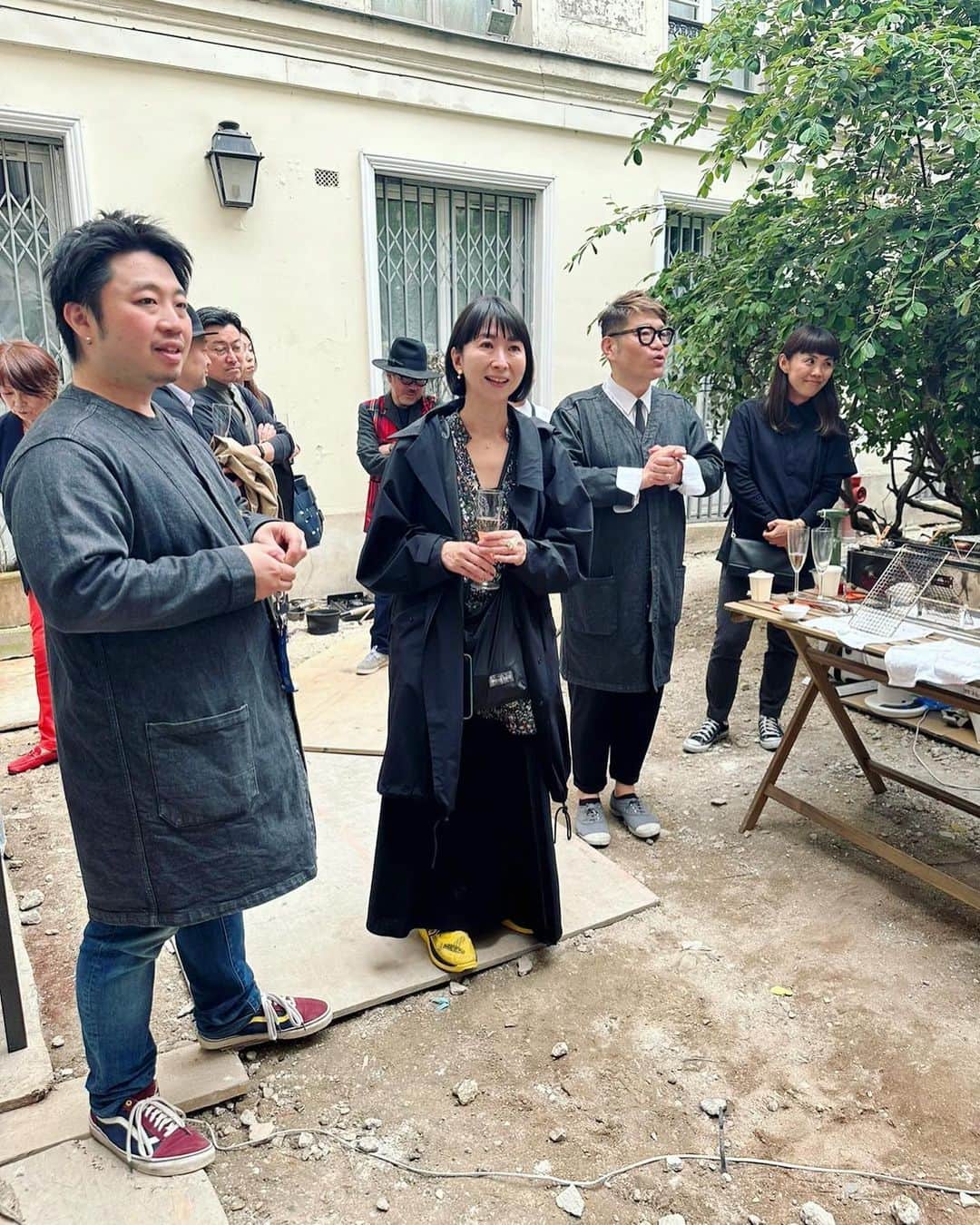 真藤舞衣子のインスタグラム：「飛行機が少し遅れてパリに到着してそのままスーツケースを2個持ったまま釜浅商店PARIS 5周年記念イベントのヴェルニサージュへ。 和やかな雰囲気の中、嬉しい再会や会いたかった方々と楽しい時間を過ごしました。 憧れの塩田ノア先生(ドアップの写真しかなくてごめんなさい！)、てててTVで一緒だった山梨放送のアナウンサーだった田中千尋ちゃんになんとパリで再会！そして憧れの中村江梨子さん、20年前にパリで苦楽を共にしたクリスちゃん、、などなど、もうなんか15時間のフライトの疲れなんて吹っ飛んでしまうほど楽しかったです。 私は金曜日にお味噌作りワークショップを行います♪ 最初の2枚は着いて早々リュックを背負ったままシャンパーニュを駆けつけ2杯飲んだあとの挨拶の写真笑  #釜浅商店 #釜浅商店PARIS #マイマイparis  #PARIS」