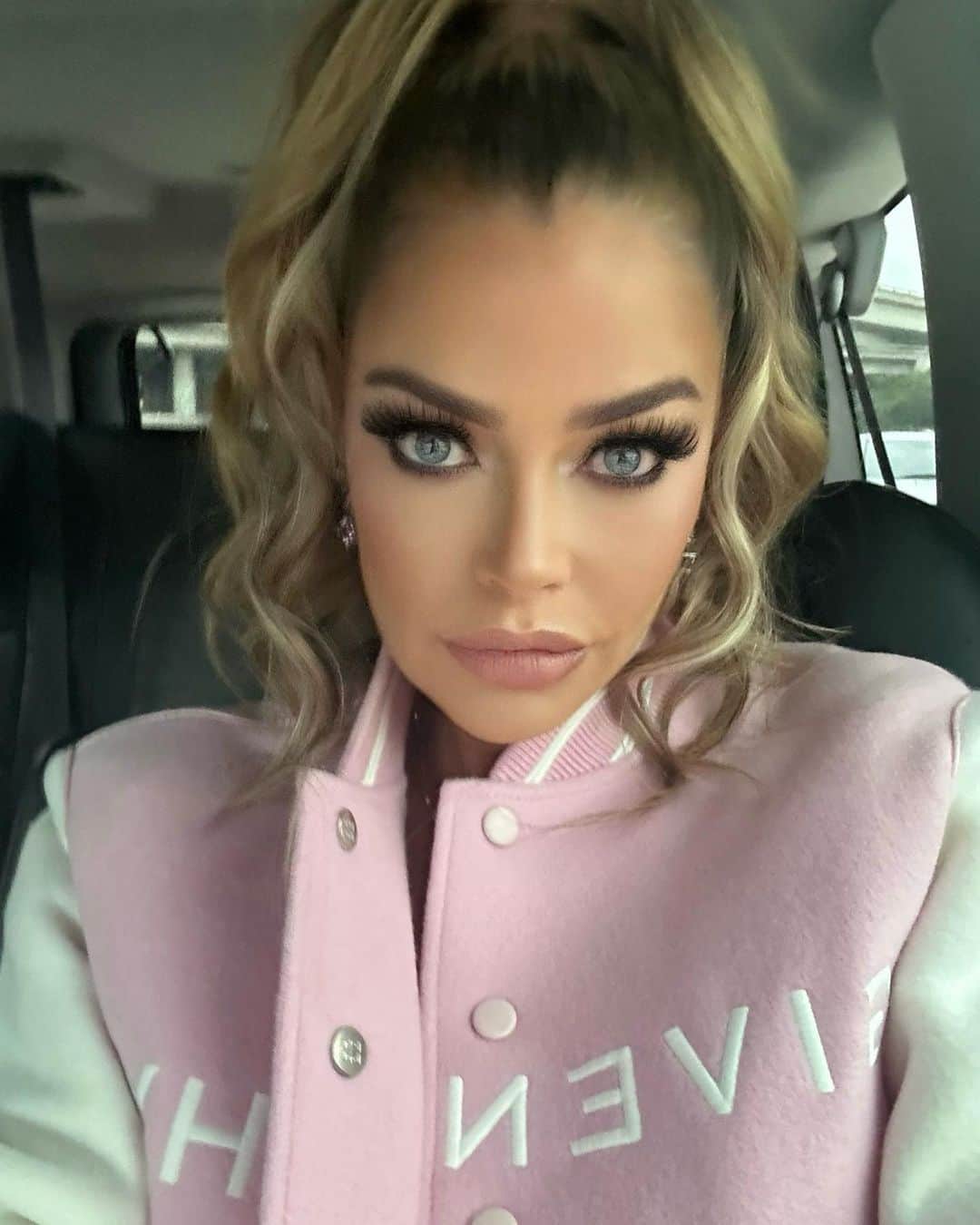 のインスタグラム：「Quick car selfies 📸💕」