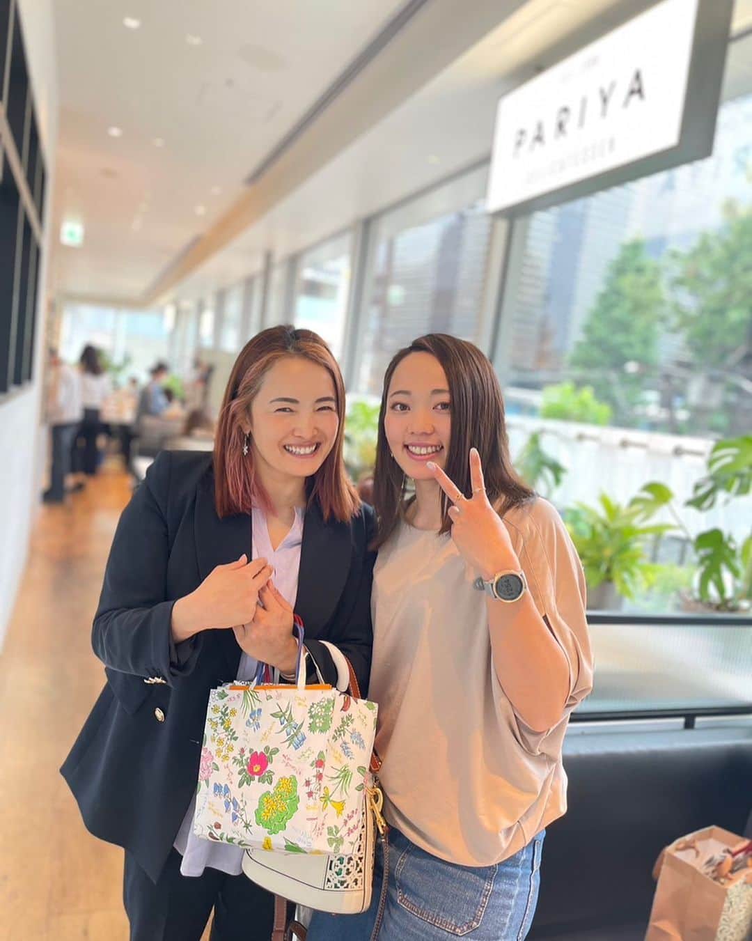 清澤恵美子のインスタグラム：「蓮見小奈津さん。 引退してやっと会えました！ 引退した彼女の顔はとっても穏やかだった。  長くなります✍️ 彼女を知ったのは今から15年前（当時彼女は15歳） 中学生で国体に出場し、その前年度までは国体は高校生からしか出られなかったから中学生で予選を通過して国体出場出来る選手がいるの？！！とびっくりした記憶があります。 しかも野沢の東コースの急斜面を凄いラインで突っ込んできて、結果、大転倒。板もカラダもバラバラ事件になっていたのに無傷で凄い選手だ。と当時の私はセンセーショナルな出来事からこなつ選手との付き合いが始まり、 当時成年Aの最後の年、24歳から10年間、同じカテゴリーで戦わせて頂きました。  本当に戦略？計画？を別にして、凄い突っ込みをして行くからいつか怪我するんじゃないかと思う気持ち半分。コース荒らすな！的な気持ち半分。 当時は後者の方が強いか🤣笑。 私はいつもお節介で何回か、練習方法の見直しだったりこんなやり方あるよみたいに色々薦めようとしたことがあったんだけど全く聞く耳持たず😂（ここでははっきりいう🤣） これが私のスタイル！と貫き通していました。それはまるで石のような固さだっだった🤣　  そしてそれは彼女にとっての初めての怪我かな。忘れもしない、 韓国のファーイーストカップ。 雪面状況が非常に悪い中、ウォームアップをネットギリギリにゲートをセッティングをコーチがしていて、 それを見て私はこんなところに立てて怪我人出たらどうするだ？💢 と若干のコーチにキレて。私はそのコースを滑りたかったけど怖かったから滑らずにフリーをしに行って、 案の定、スタートストップのコールが無線で入り。転倒してネットを通り突き破り反対側に行ったのはほぼトップバッターに行った蓮見こなつ選手だった。 明らかにコースの実験台の犠牲になった感じがして、私もその時は選手で数時間後に試合が始まるから冷静でいたけど、本当はコーチに激怒したかった記憶があります。とにかく怪我の初対応が重要だからまたお節介な私はあーだこーだ彼女の部屋に言いに行った記憶もありますが、当時は何この人？って顔で私のことこなつは見ていた感じだった笑笑 😒😑←こんな顔たち。🤣 それからかな？彼女の人生は色んな意味でたくさんの変化があったのじゃないかなと振り返ると思います。 ただ最後まで貫き通したのは私のスタイル。＝努力。ということ。 結果を出すための彼女のあり方は変わらなかった。やり方の変化はもちろんあった。でも選手としてどうあるべきかというところは変わらなかった。 大きな怪我を何度も乗り越えて、全日本選手権優勝。ワールドカップ出場まで出来たことは彼女のこれでのあり方が素晴らしかったからかと思う。 本当にワールドカップに出るなんて出来ないと思うくらいの怪我や手術、リハビリを乗り越えてきました。 多分お父さんお母さんは命あってよかったってきっと泣いたではないかなと思うくらい、凄い怪我からの優勝やワールドカップ出場。 本当に彼女のこれまでの努力は凄いものでした。 そして人望も応援してくれる人たちの多さからも色んなことが伝わってくる。 私が大好きな方々にこなつのことを紹介するとみんなこなつを好きになってくれた。本当に魅力的な人。  これからまた沢山の出会いと沢山の出来事があると思うけど彼女ならまた沢山の努力を積み重ね沢山の人が応援してくれて素晴らしい人生になるなと思っています。 長くなりましたが、沢山の感動と勇気をありがとう。素晴らしいアスリート人生おめでとう！！！これからも応援してます！！またすぐ会おうね^ ^ ありがとう！！！！！！」