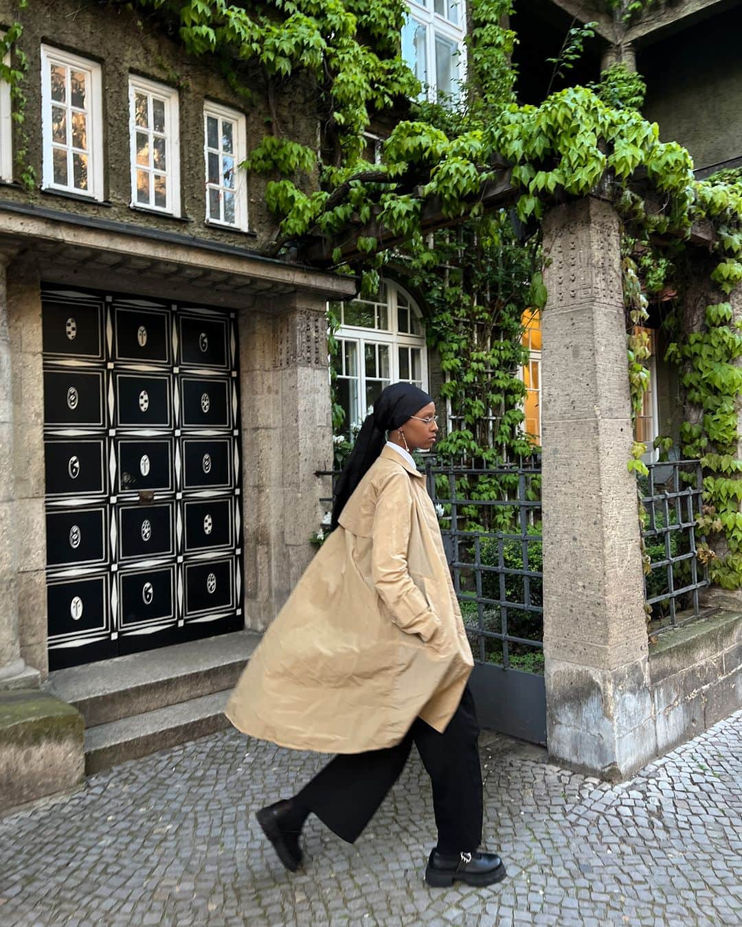 ピューテリーのインスタグラム：「@hodanyousuf  chooses a soft light canvas trench coat for spring breezes. A minimal style that stands out. #PeutereyAttitude #SS23」