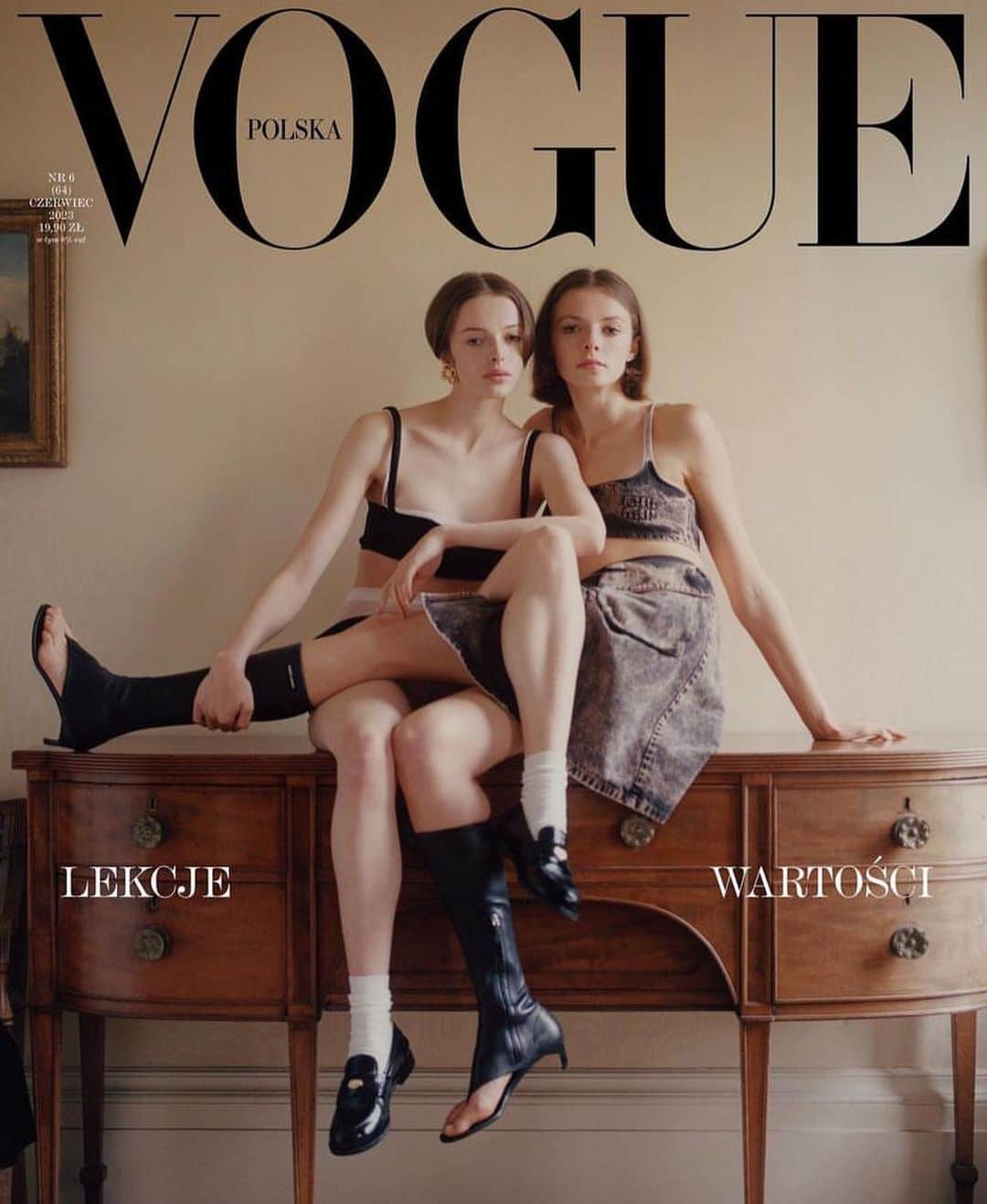 IMG Modelsさんのインスタグラム写真 - (IMG ModelsInstagram)「It Takes Two. ✌🏼 @grace.cloverr + @cassadyclover cover @vogue.polska. 📷 @_melanie__rodriguez_ 👗 @rachelbakewell #IMGmodels」5月24日 3時16分 - imgmodels