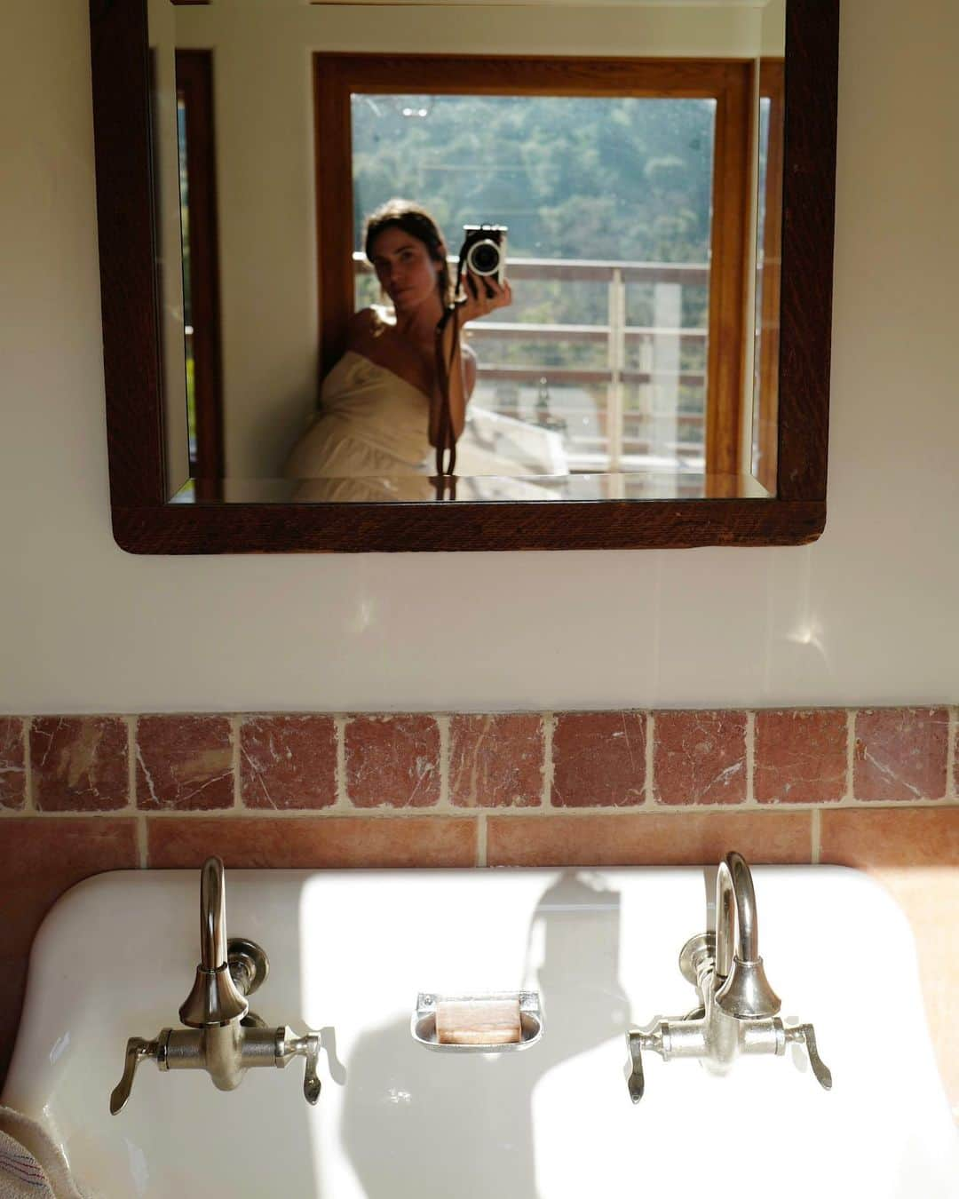 ニッキー・リードのインスタグラム：「Creating cozy farm nooks. How cute is this hand washing station with my dream Kohler farm sink?🚰🔨 (Not sponsored, I bought the sink, just wanted to share for all you reno babes that like this sort of thing…)」