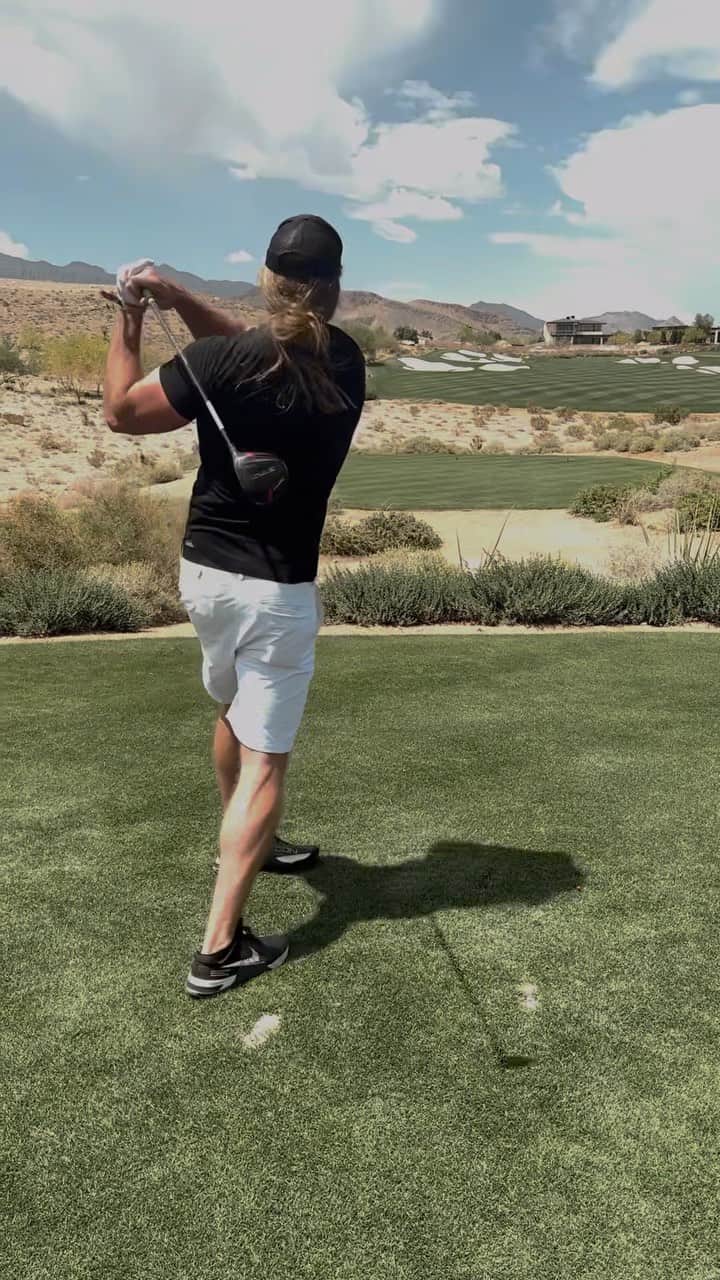 モデル、ブロック・オハーンのインスタグラム：「Fun weekend with the boys playing Summit 👑   Launched this one right where I wanted with a short wedge on to the green to follow🏌️‍♂️   I’m new to golf but you can tell by everyone’s reactions that the rest of my drives weren’t going as well as this 😂」