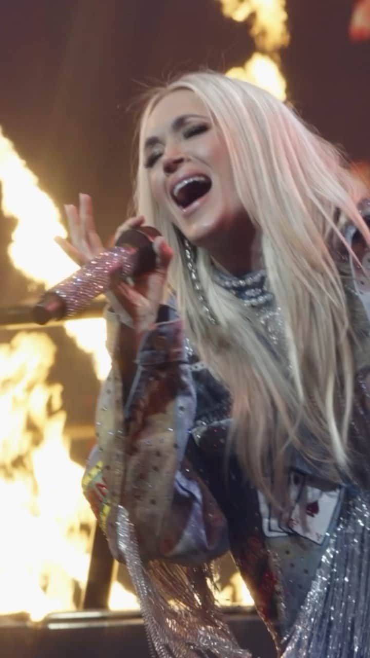 キャリー・アンダーウッドのインスタグラム：「I am super excited to come back to Vegas for my very special residency show #REFLECTION next month – I’ve missed it! And you can only see it at @resortsworldlv! 🎫: axs.com/carrieinvegas」