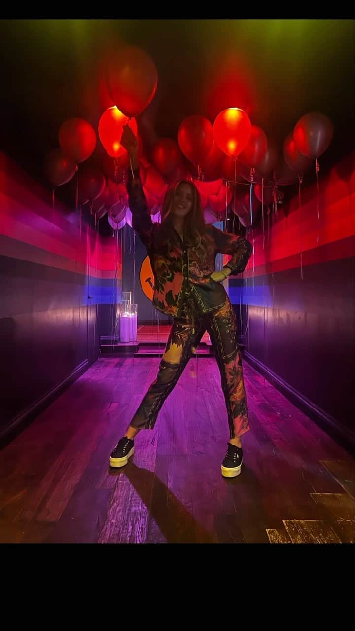 ケイラ・ユーウェルのインスタグラム：「If you’re not here to dance, then go home 💥  Had the best time celebrating 20 years of friendship @riawna & @nikkilee901 you guys are friendship goals ❤️  And I’m wearing my fav @farmrio 💯 top & pant combo is the best.」