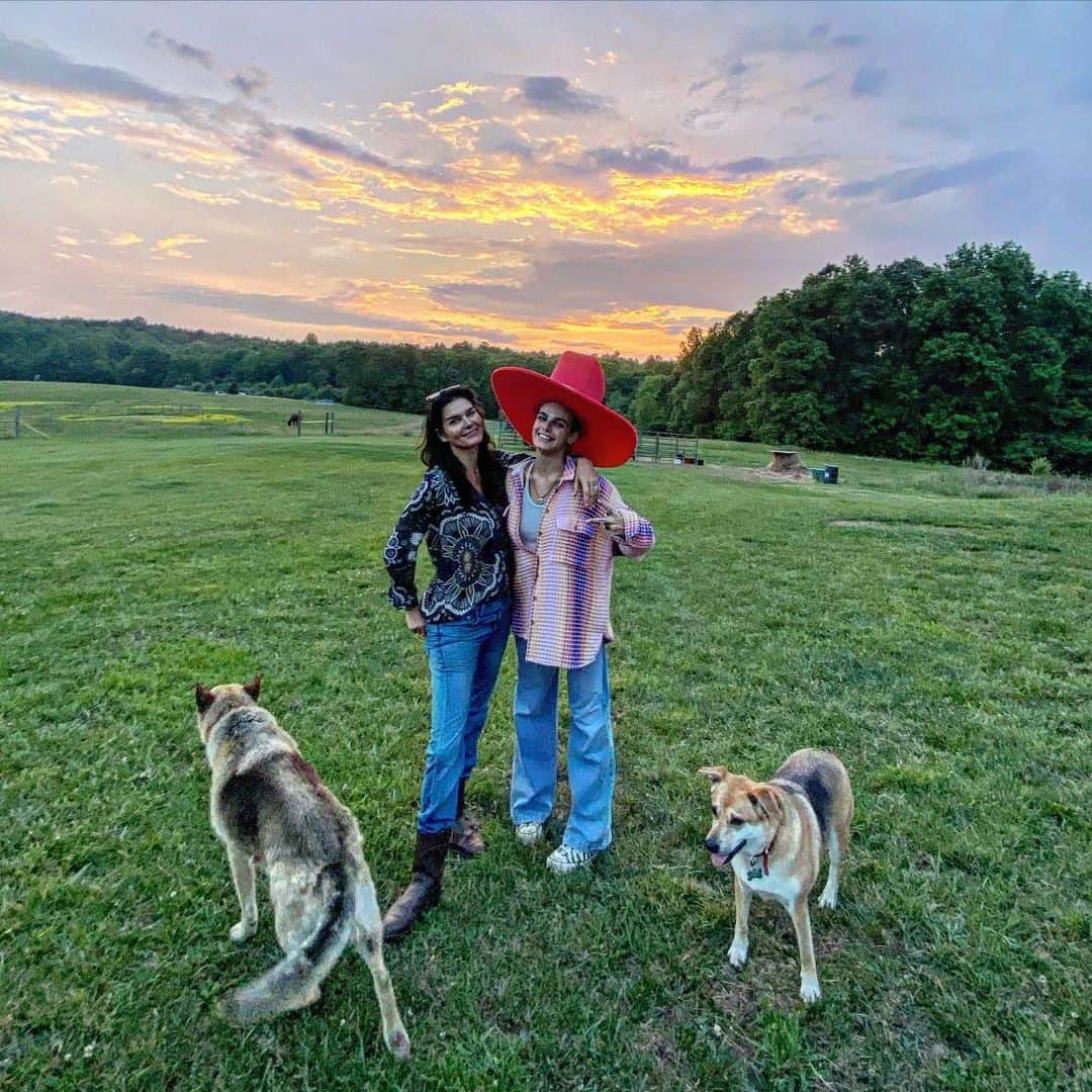アンジー・ハーモンのインスタグラム：「#gonecountry 2!!   (See what I did there?) 😆😉🤠  #blessed #grateful #onedown #twotogo #gonecountry」