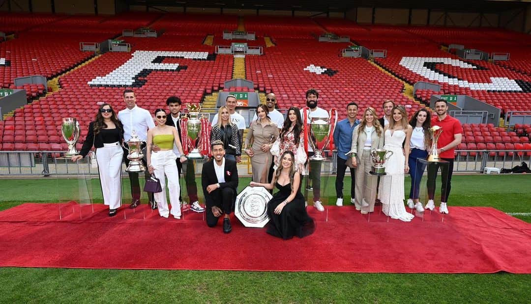 ナタリア・ベッカーのインスタグラム：「Our “Portunhol” family! ❤️🇧🇷🇪🇸🇨🇴🇺🇾🇵🇹❤️」