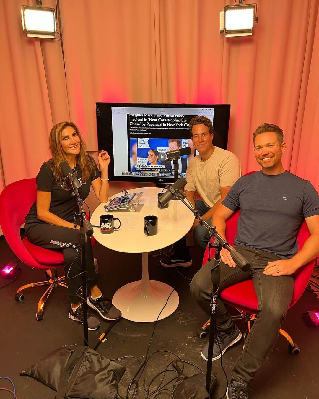 ヘザー・マクドナルドさんのインスタグラム写真 - (ヘザー・マクドナルドInstagram)「Listen now to #juicyscoop or watch on @youtube with @daxholt @adamglyn from @hollywoodrawpod we talk #papparazzi #meghanmarkle #nickcannon #kimzolciakbiermann #vanderpumprules」5月24日 4時23分 - heathermcdonald