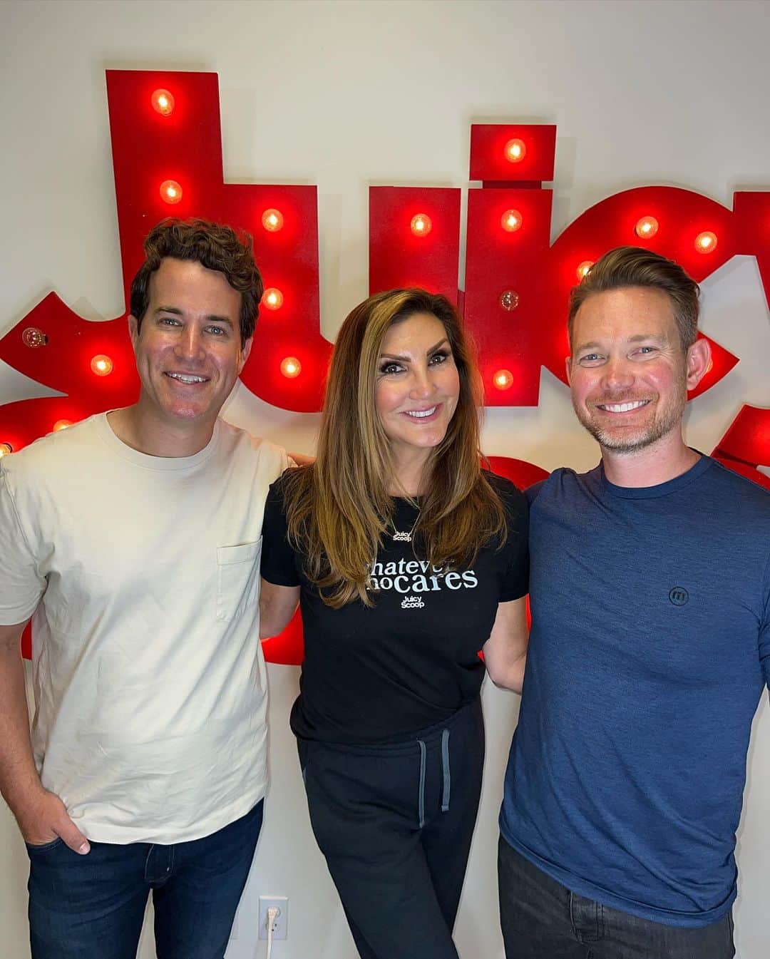 ヘザー・マクドナルドのインスタグラム：「Listen now to #juicyscoop or watch on @youtube with @daxholt @adamglyn from @hollywoodrawpod we talk #papparazzi #meghanmarkle #nickcannon #kimzolciakbiermann #vanderpumprules」
