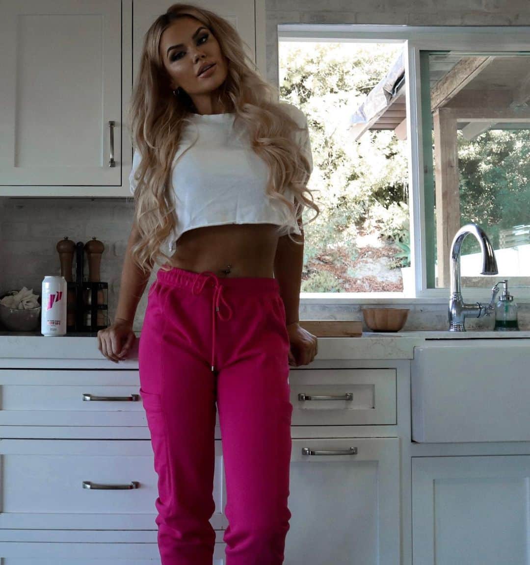 ジェサ・ヒントンのインスタグラム：「Once in a while you’ll catch me in pink 🎀🎀🎀  I’ll pick sweats and pants over skirts and dresses any day tho 😂  Even tho this one’s pink , I LOVE @1stphorm ‘s energy drink 💕」