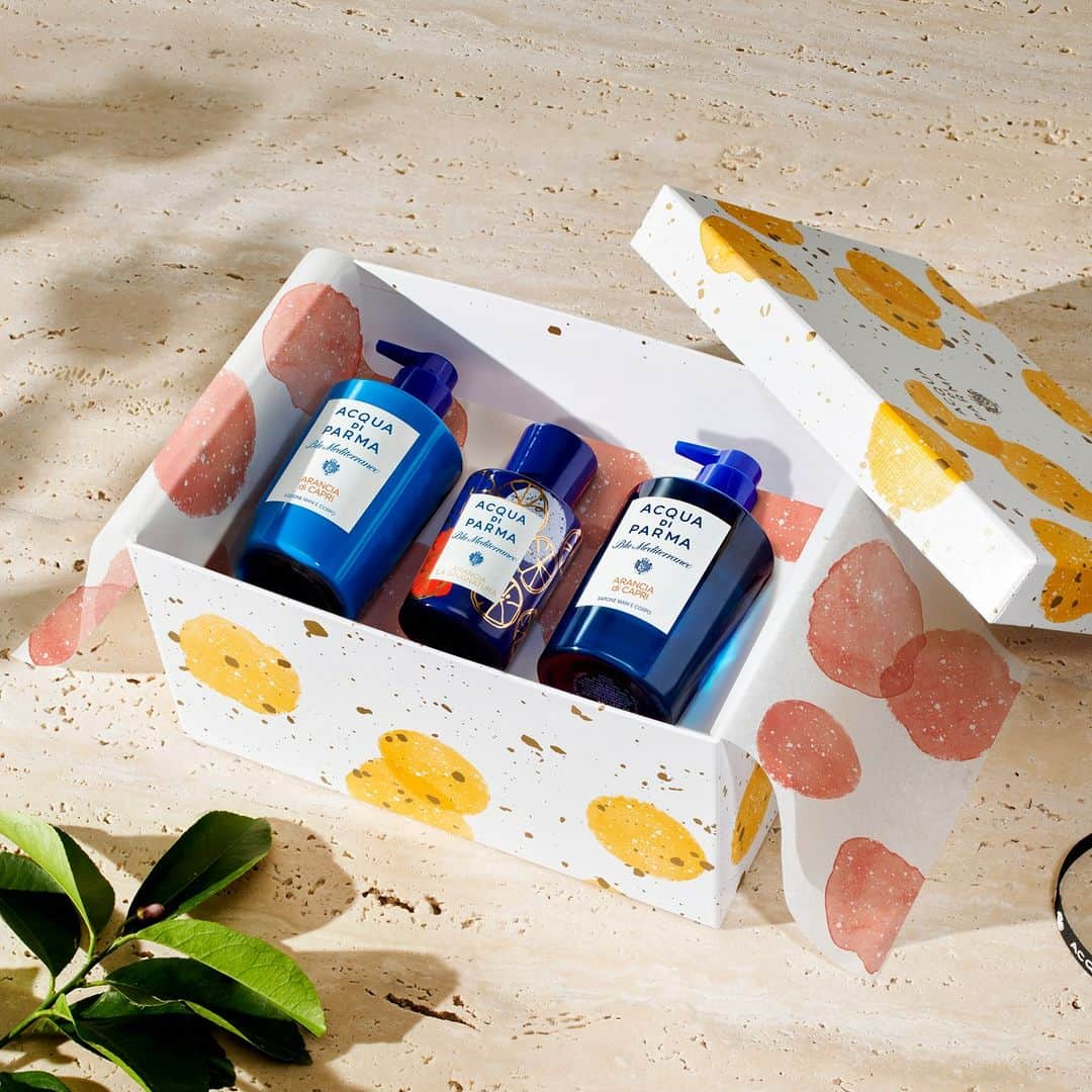 のインスタグラム：「Surprises made even more marvellous with the colours of summer. Infuse your gifting moments with radiant hues that ring of vibrancy.  #AcquadiParma #TheEssenceofItalianLife」