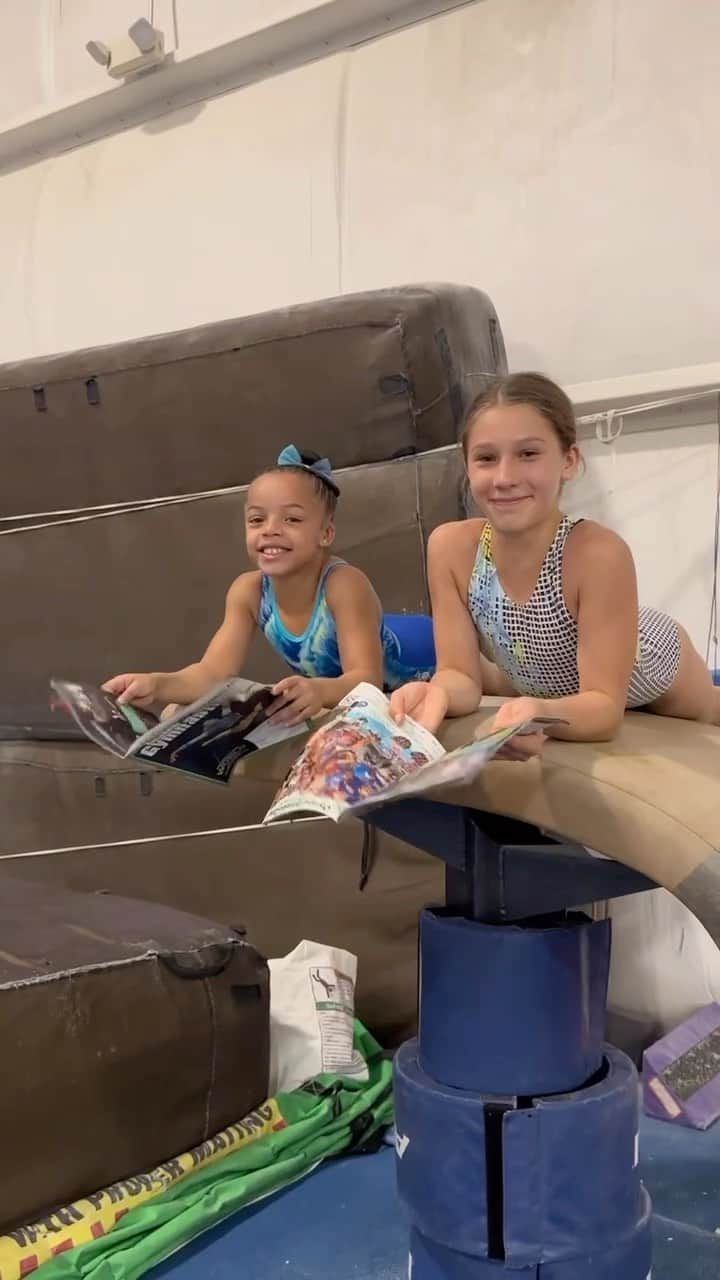 Inside Gymnasticsのインスタグラム：「How do you read your Inside Gymnastics Magazine?   We think Delilah & Molly have it down perfect! 💯  Tag us in your videos for a chance to be featured on our page! 🤸‍♀️」