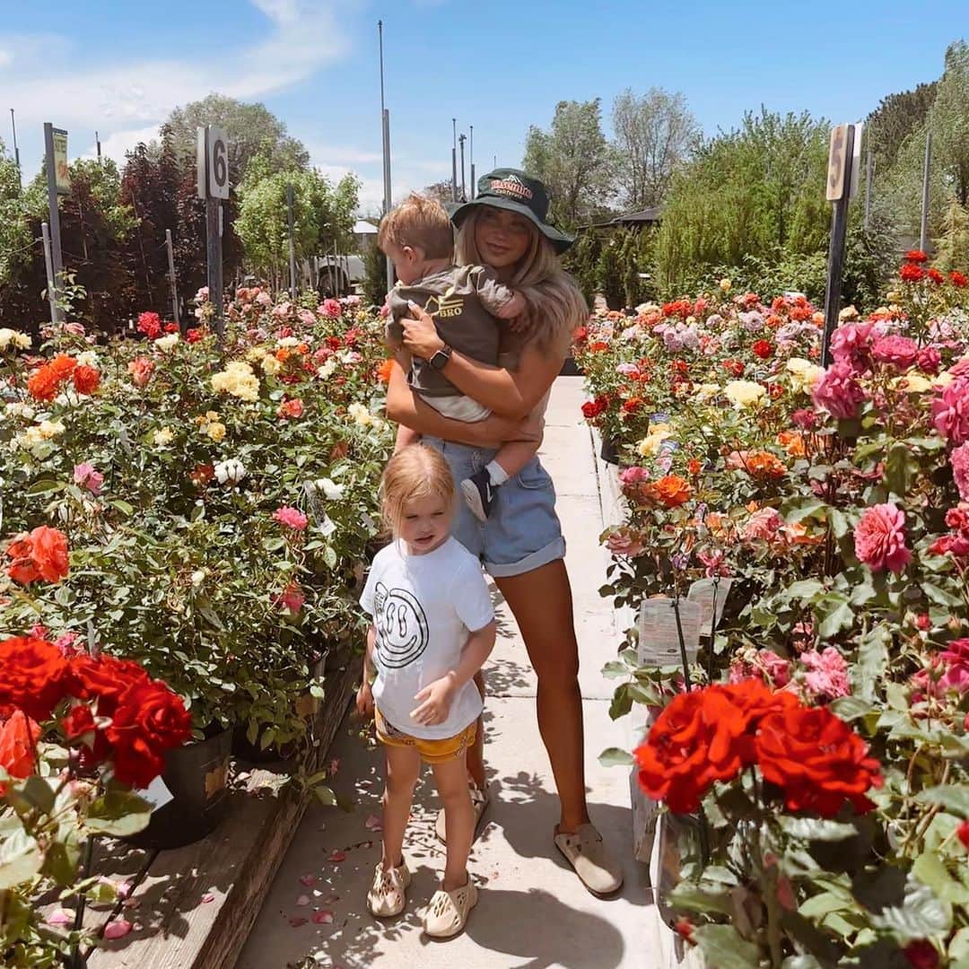 Cara Van Brocklinのインスタグラム：「Praying for a green thumb 🌿」