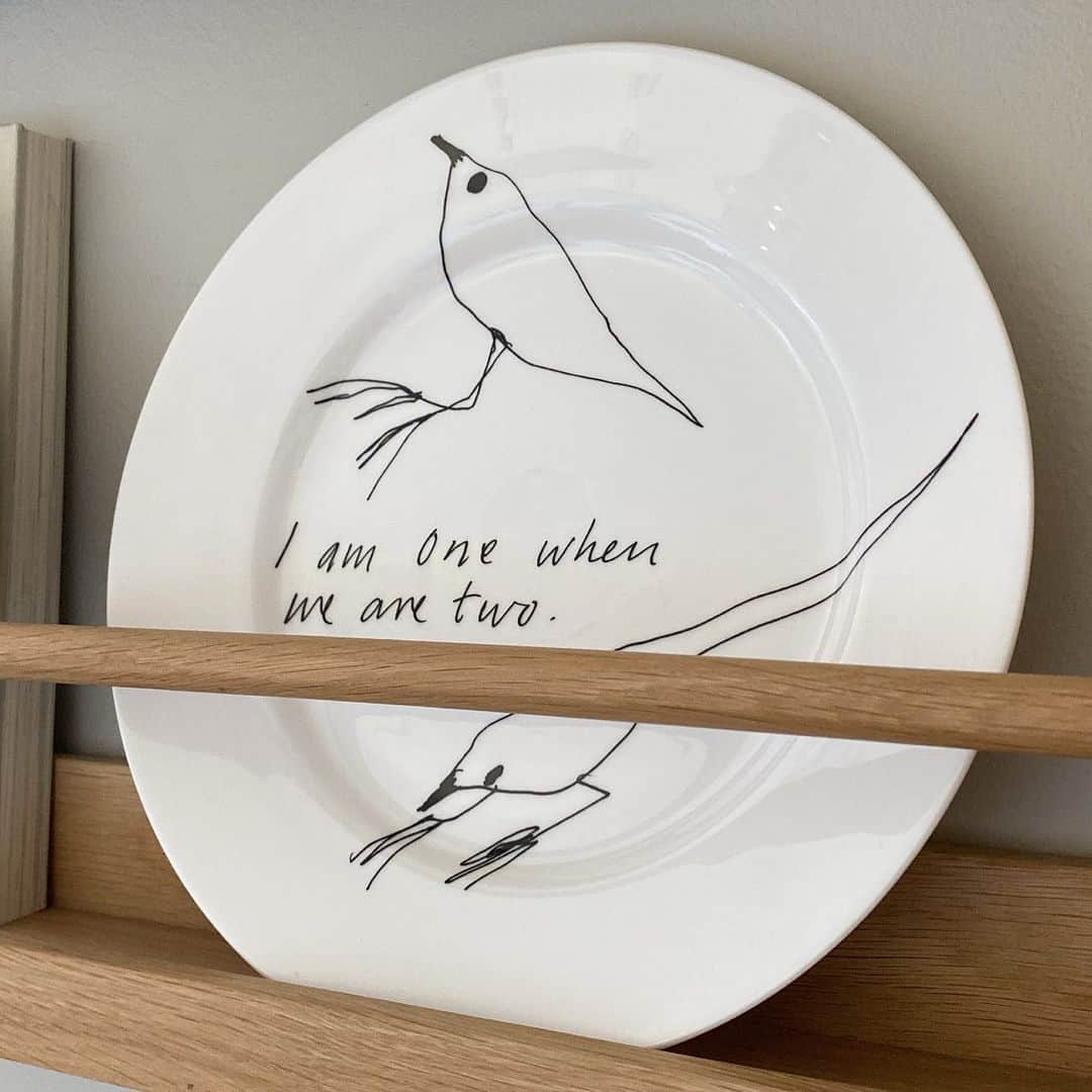 Frida Ramstedtのインスタグラム：「”I am one when we are two…”   In our kitchen: My favourite Art plate by @waldersten for @gustavsbergsporslin 👌🏻 Thank you!  #scandinavianart #art #interior #swedishdesign」