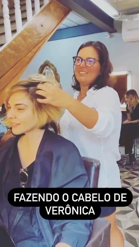 Tainá Müllerのインスタグラム：「Muitas pessoas me perguntam aqui quem faz o cabelo da personagem. Ta aqui: @marianagorini no corte e @fabiooliveirahair na cor. Amo! ❤️‍🔥  #BomDiaVeronica3」