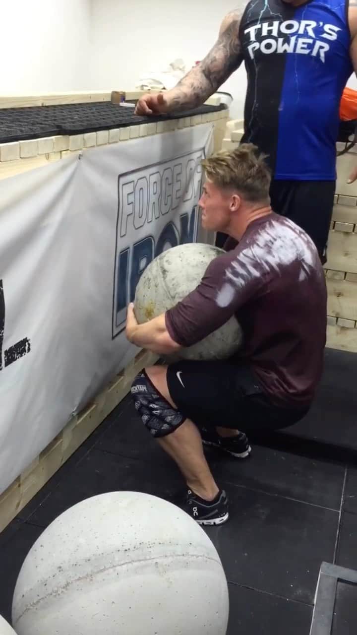 のインスタグラム：「When failing isn’t a option 250lb atlas stone. @thorbjornsson looking on as the strongest man in the world.」