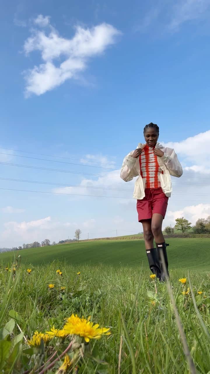 ハンターブーツのインスタグラム：「Festival ready with @rhennyalade in our Original Wellington Boots and packable, water-resistant Travel Jacket 🎡🎶   Shop our #HunterFestivals edit at the link in bio.」
