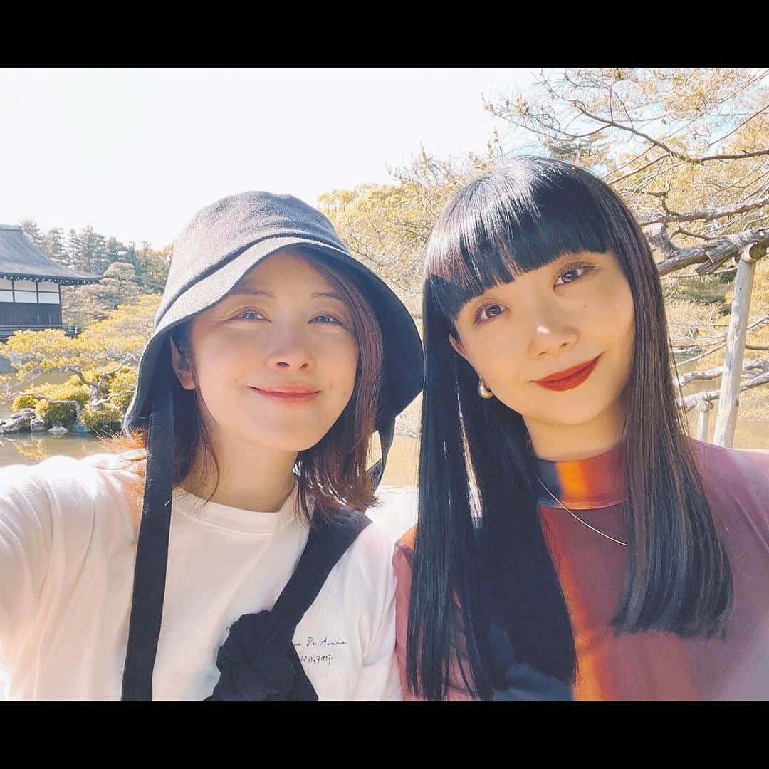のインスタグラム：「京都の良さをたっぷり堪能できてる私はもう大人だ。  中学三年生の修学旅行、金閣寺の煌びやかさに唸り、銀閣寺の地味さに目を擦ったあの日の私よ、 京都は奥深く、計り知れないぞ。  ソウルメイトと巡る、京都旅 宮澤エマはいつも私の心の御守り @emmamiyazawa 🫶  澄み渡る青空、美しい景色、美味しいご飯 こんな最高なご褒美、あるかね✨  #宮澤エマ #まりゑ #エマりゑ #emmarie #旅 #旅行 #京都 #京都旅行 #ご褒美 #大切  #japan #kyoto」