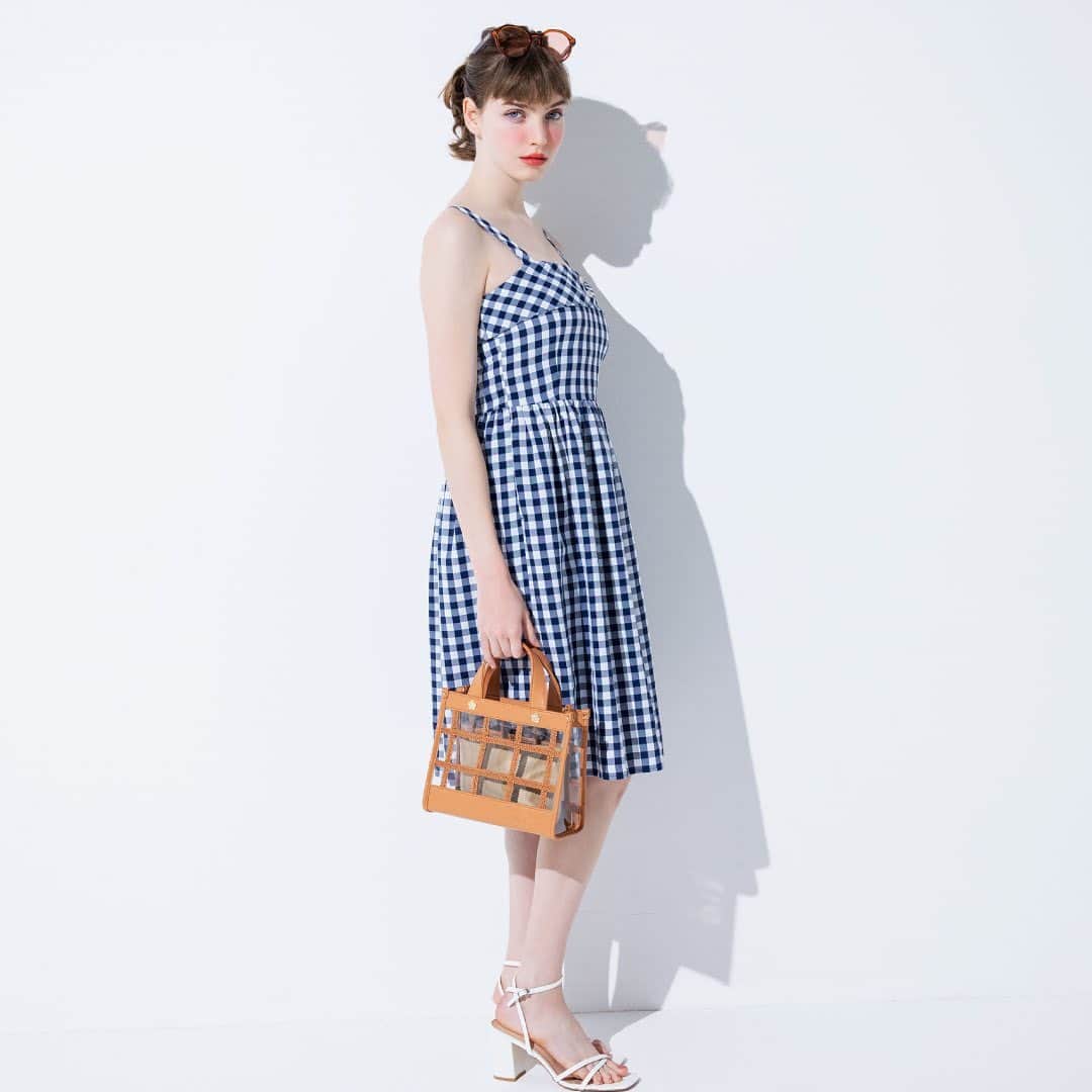 MARY QUANT officialのインスタグラム：「- #ギンガムチェックキャミワンピース #クリア格子2WAYミニトート #メタルポイントバイカラーサングラス - オンラインショップでは5/31まで 送料無料キャンペーン開催中！ ※全てのお買い物が対象 - #MARYQUANT #2023SUMMER #NEWITEMS #FASHION - #マリークヮント #ワンピース #キャミワンピ #ギンガムチェック #クリアバッグ #バッグ #夏バッグ #サングラス #夏コーデ」