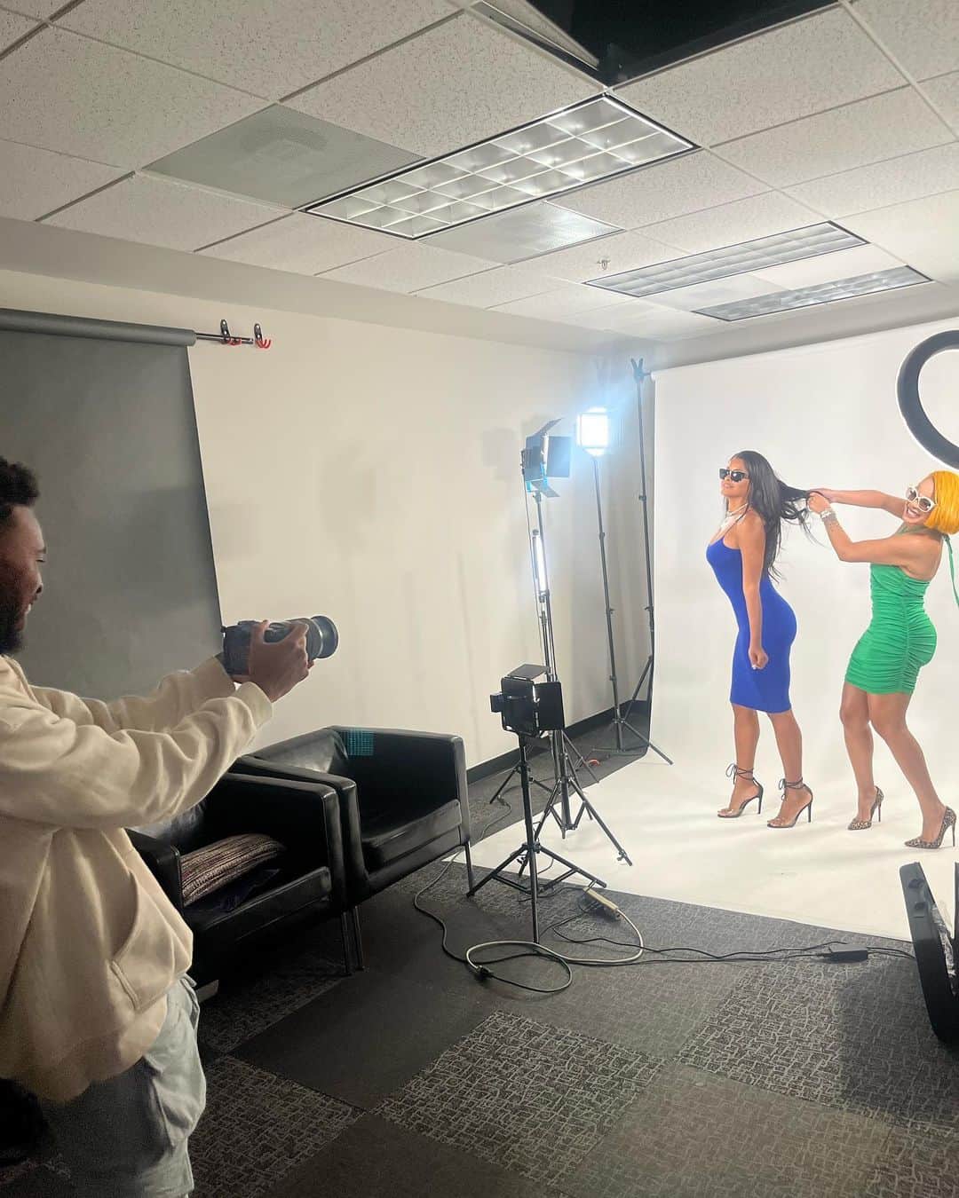 クラウディア・ジョーダンのインスタグラム：「Today we shot our official cast photos for @theundressingroompodcast and I can’t really explain what’s going on in this shot right here but what I CAN tell you is that since @starringlorel and I joined forces officially we’ve now become the number one podcast on the Urban One Podcast network in a very short time! Thanks for everyone supporting the show and thank you Lore’l for bringing me on! But what the hell were you doing behind me??? 🤣🤣🤣」
