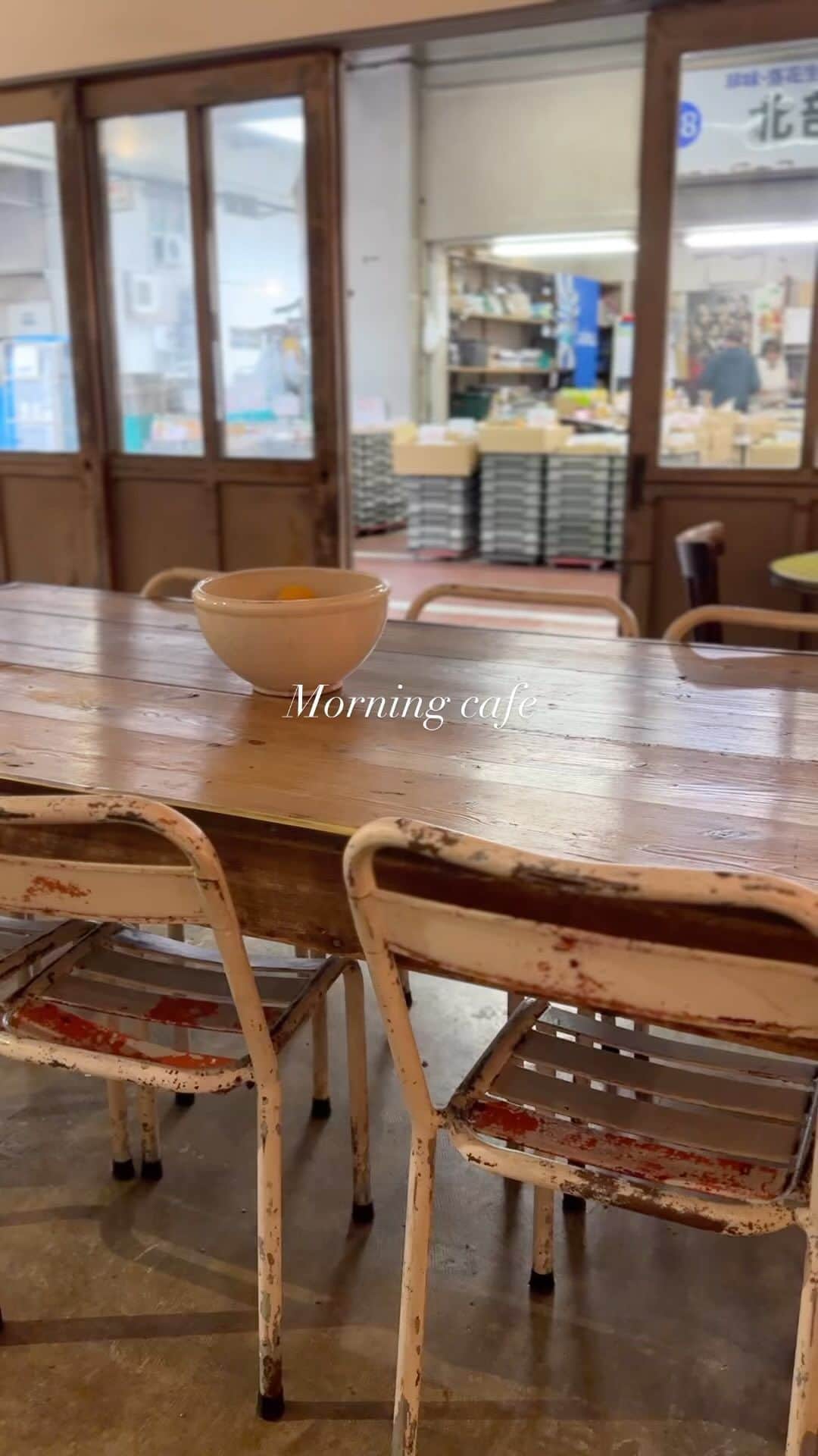 Yukarisuminoのインスタグラム：「朝カフェの穴場中の穴場見つけた☻  自由が丘ではありません。 神奈川県川崎市の市場の中です‥。 急に現れるおしゃれカフェは、一般の人は朝8:00-入れます(市場の中だからね) 2階はアンティークショップ。 なぜここで？誰がやってるのかな？ とか色々考えてしまう素敵なカフェですがどうやら知る人ぞ知るというか、有名みたい。  ツナメルトサンドイッチ絶品！ 何よりコーヒーがとても好み。すっきり澄んだような雑味のない味でした。 次はスイーツ食べるぞ。  #カフェ #カフェ巡り #カフェ部 #朝カフェ #朝活カフェ #カフェ好き #調理室池田 #カフェめぐり #北部市場 #カフェ女子」