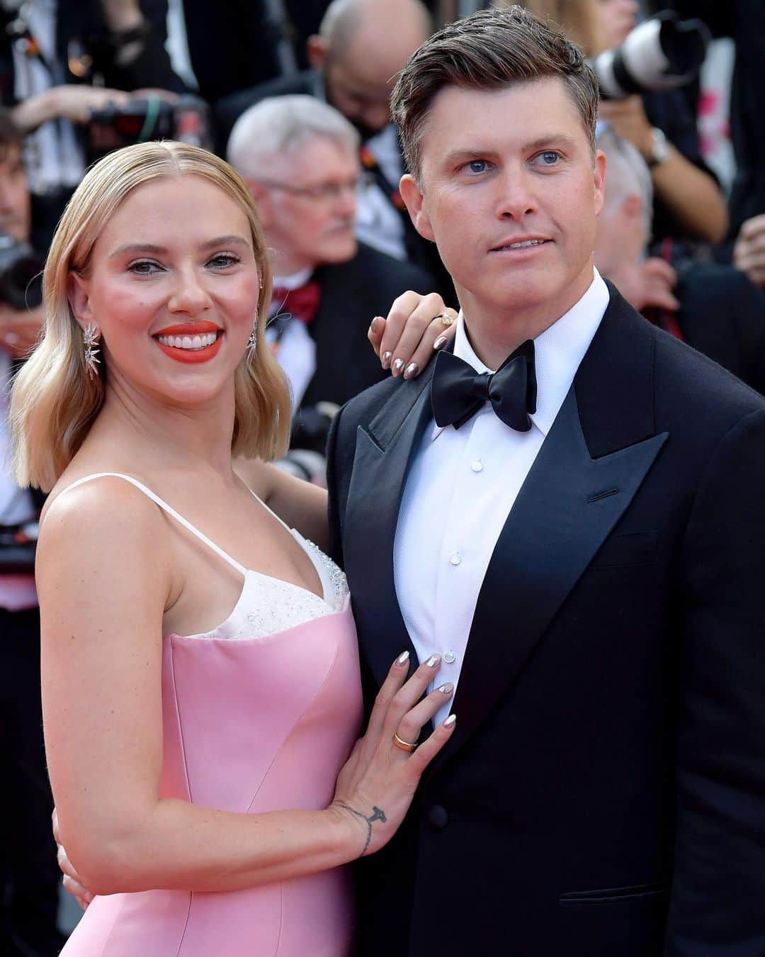 Just Jaredさんのインスタグラム写真 - (Just JaredInstagram)「Scarlett Johansson (in custom Prada) gets support from husband Colin Jost at the premiere of her new movie "Asteroid City" at the 2023 Cannes Film Festival. #ScarlettJohansson #ColinJost #AsteroidCity #Cannes Photos: Getty」5月24日 6時23分 - justjared