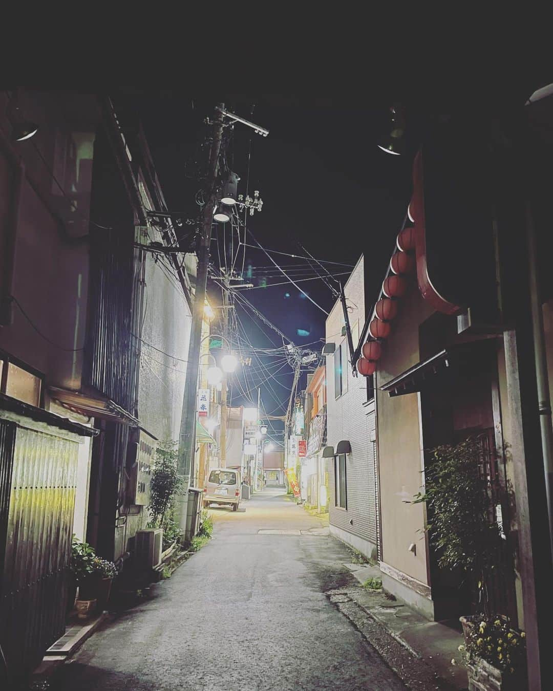 MACKA-CHINのインスタグラム：「会津若松へ🏯 ウワサの @dj.bar.hisui は音も良くてウワサ通り最高だった〜　クオリティ高し！元祖癒し系 @chuckttttcsr も変わらず明るく最高でした ♨️ そして会津磐梯山はやっぱりかっこいい山だった⛰️🫧 歴史がある街って魅力的です🧘🏾」