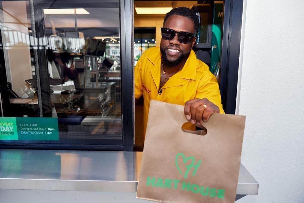 ケビン・ハートさんのインスタグラム写真 - (ケビン・ハートInstagram)「HART HOUSE HOLLYWOOD IS NOW OPEN!!! Pull up today and make sure you secure the bag! What's in your bag you ask? Well lucky for you Hart House is providing options! Fill up on a delicous Deluxe Hot 'N Crispy Chick'n sandwich, a Smokey BBQ Burger, or maybe Tator Tots and an Oreo Shake. Hart House is taking over Los Angeles and we now have a DRIVE-THRU!!! We're open from 11am to 11pm so go grab something delicious from @myharthouse and tell em Kevin sent ya! #HartHouse #EatYourHartOut」5月24日 6時25分 - kevinhart4real