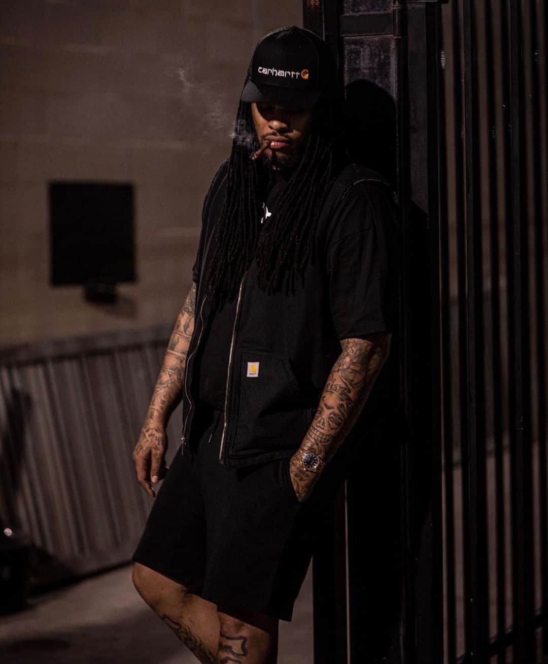 ワカ・フロッカ・フレイムのインスタグラム：「fucking hurt seeing people struggle 🥲 .. i been running from all my money for 12 yrs now only because i was scared to leave people behind but my spirit had enough and my health is more important shawty i pray a lot of us see the bigger picture and don’t let moments trap your soul … when you vibrate hard you feel everything that don’t and sometimes that can be tuff on your heart.. this not me complaining but today i gotta vent… sometime i wonder if i move to another country will i be missed… the answer coming clearer everyday #GraditudeAndLove」