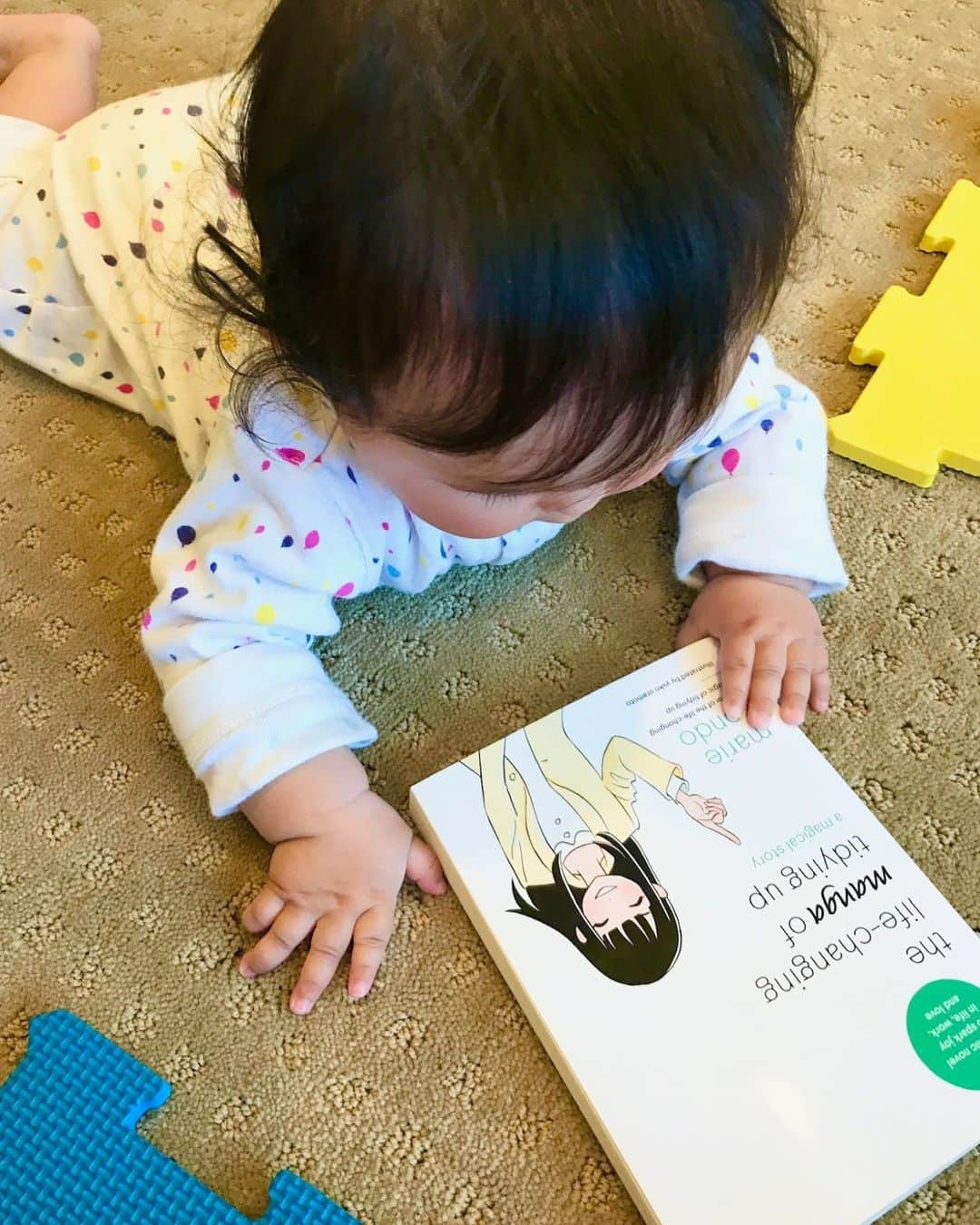 近藤麻理恵のインスタグラム：「My 10-month-old daughter is engrossed in "The Life-Changing Manga of Tidying Up." Let's enjoy tidying up together!」