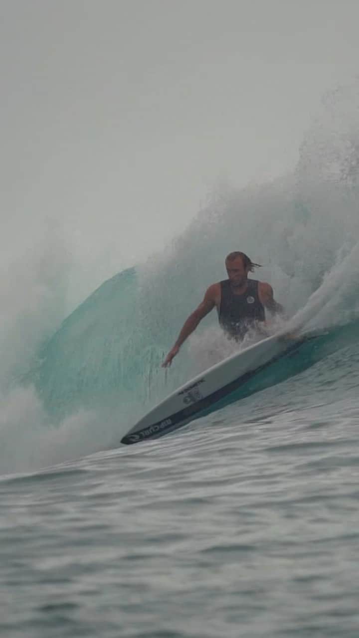 のインスタグラム：「This was my first time surfing macaronis!!! The tour takes up a lot of time going from event to event… so stoked to have more time to do trips like this !! ♥️ @ripcurl_aus @ripcurl 🎥 @tygphoto edit by @grigs_」