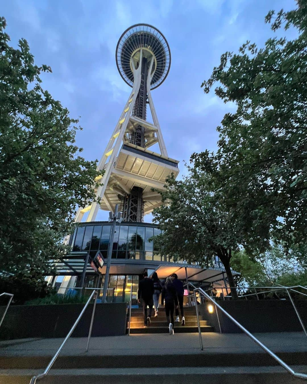 マディソン・チョックさんのインスタグラム写真 - (マディソン・チョックInstagram)「Hi Seattle! We’re having a great time! Can’t wait to perform for you today!! 💃🏻🕺🏼   #soifamily #soi2023 #starsonice #seattle #spaceneedle」5月24日 6時37分 - chockolate02