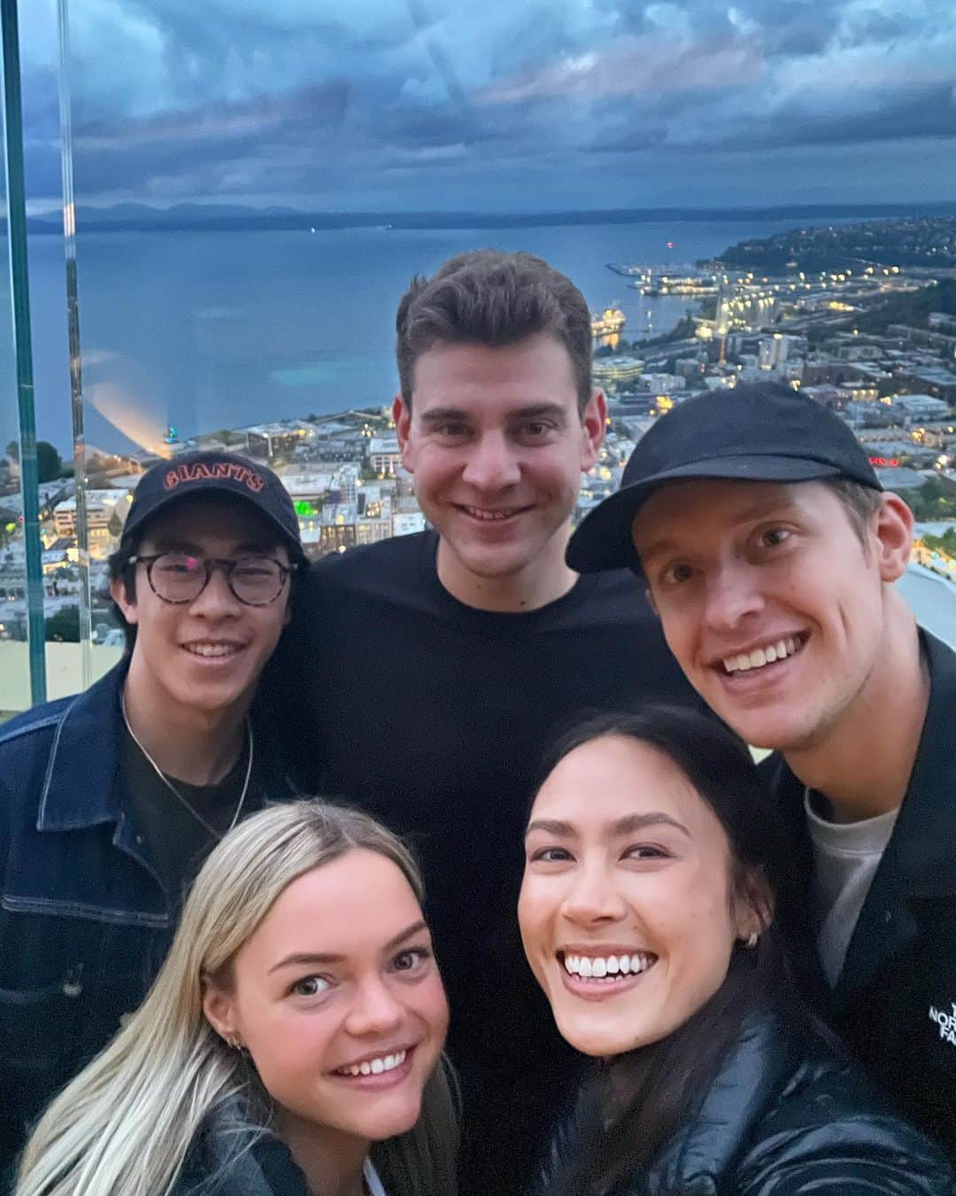 マディソン・チョックのインスタグラム：「Hi Seattle! We’re having a great time! Can’t wait to perform for you today!! 💃🏻🕺🏼   #soifamily #soi2023 #starsonice #seattle #spaceneedle」