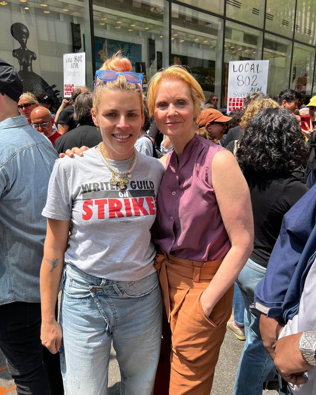 シンシア・ニクソンさんのインスタグラム写真 - (シンシア・ニクソンInstagram)「Today at @WGAEast’s #RallyAtTheRock to support my writer colleagues who are fighting for a fair and honest contract. As the sign behind the podium said, it’s time to do the WRITE thing! 📝  Swipe to the end for my tribute to some of the greatest (and most apropos) lines of all time! #WGAStrong」5月24日 6時47分 - cynthiaenixon