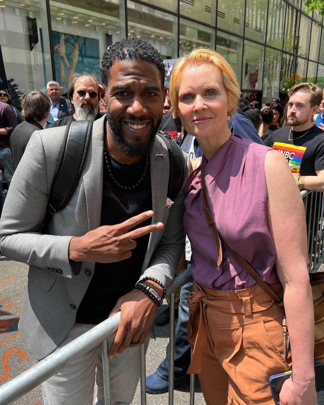 シンシア・ニクソンさんのインスタグラム写真 - (シンシア・ニクソンInstagram)「Today at @WGAEast’s #RallyAtTheRock to support my writer colleagues who are fighting for a fair and honest contract. As the sign behind the podium said, it’s time to do the WRITE thing! 📝  Swipe to the end for my tribute to some of the greatest (and most apropos) lines of all time! #WGAStrong」5月24日 6時47分 - cynthiaenixon