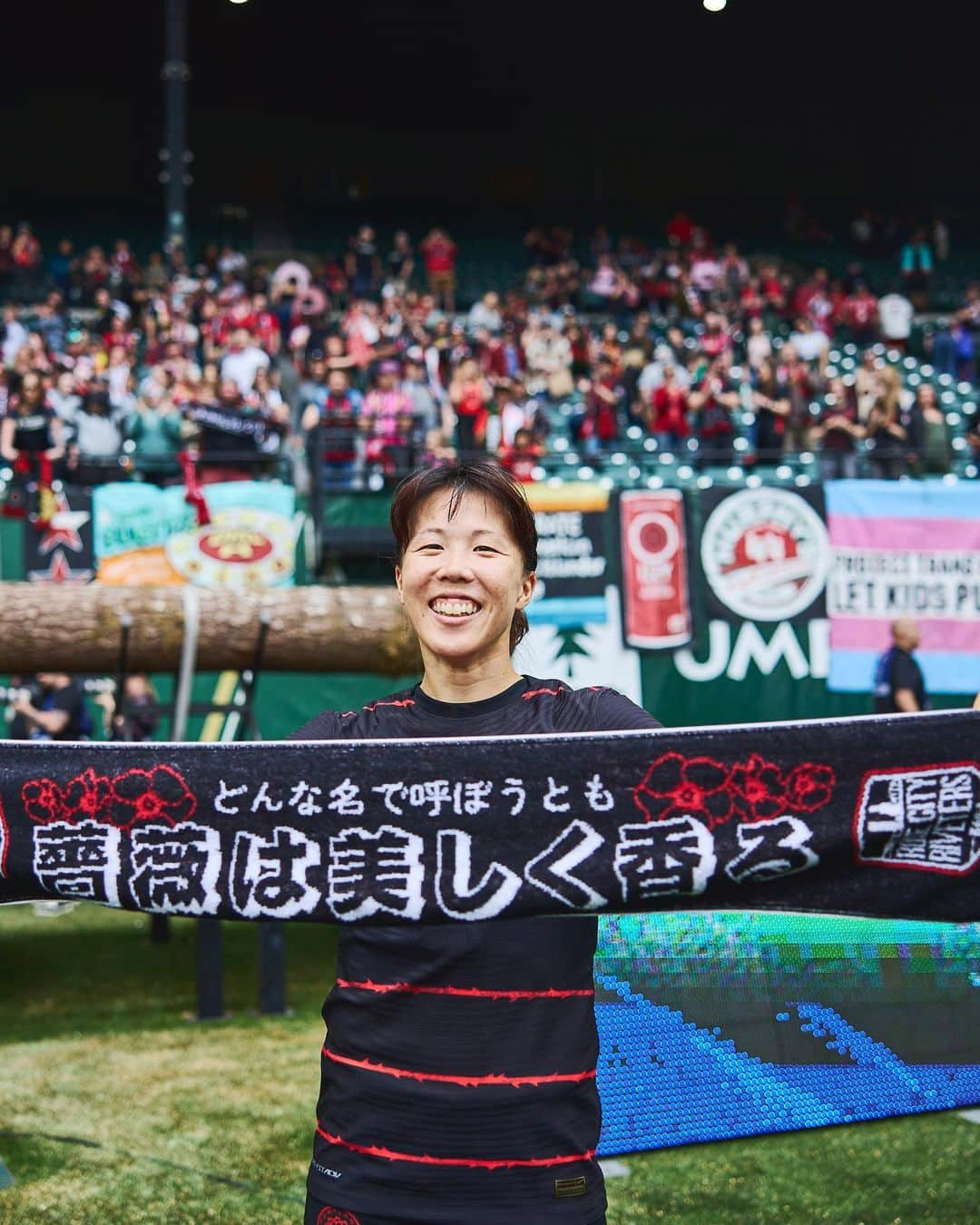 杉田妃和さんのインスタグラム写真 - (杉田妃和Instagram)「There’s nothing like the Hina Hive 🐝🥹  Our @rosecityriveters made Hina her very own #BAONPDX scarf in her honor 👏」5月24日 6時47分 - sugita_hina08