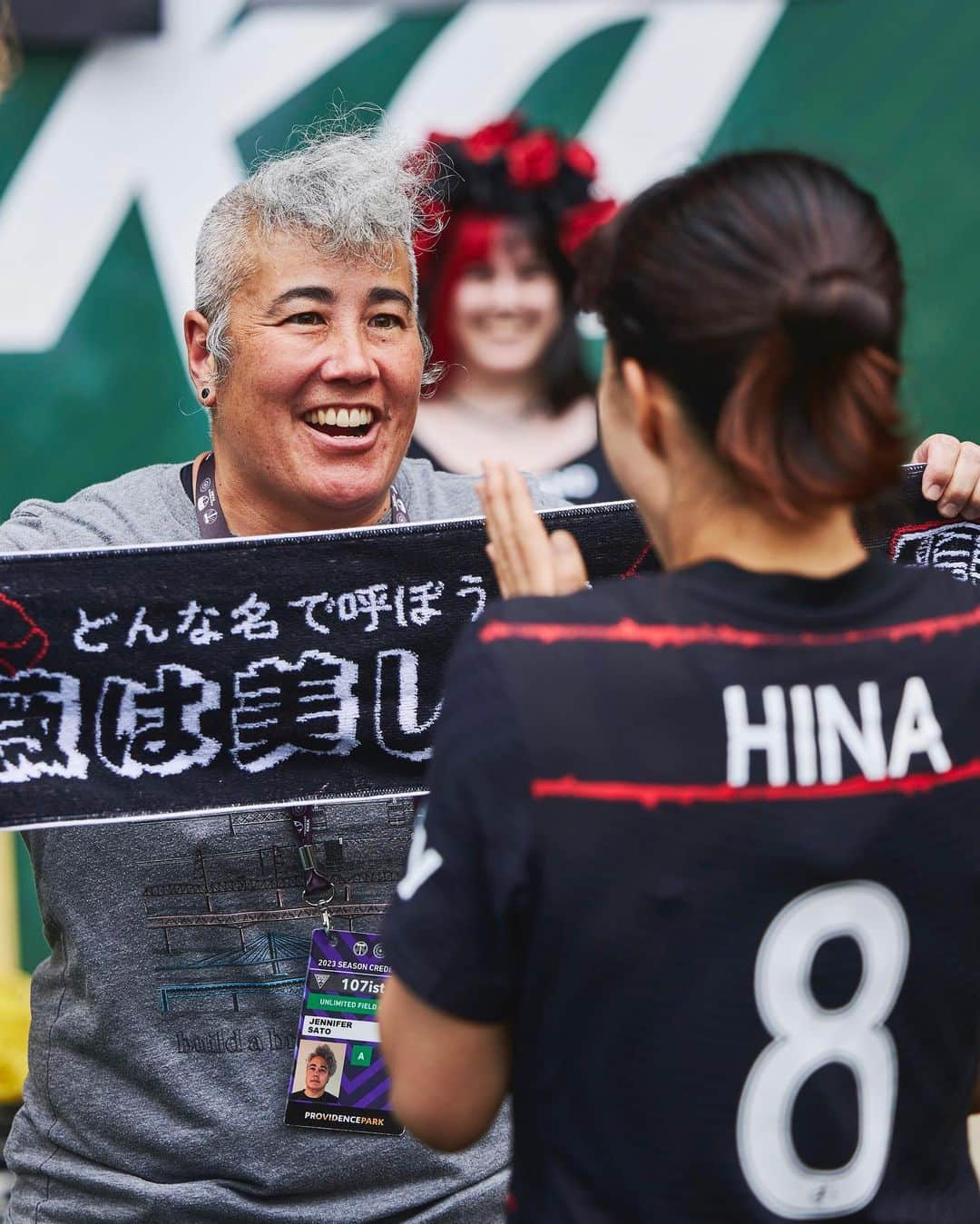 杉田妃和さんのインスタグラム写真 - (杉田妃和Instagram)「There’s nothing like the Hina Hive 🐝🥹  Our @rosecityriveters made Hina her very own #BAONPDX scarf in her honor 👏」5月24日 6時47分 - sugita_hina08