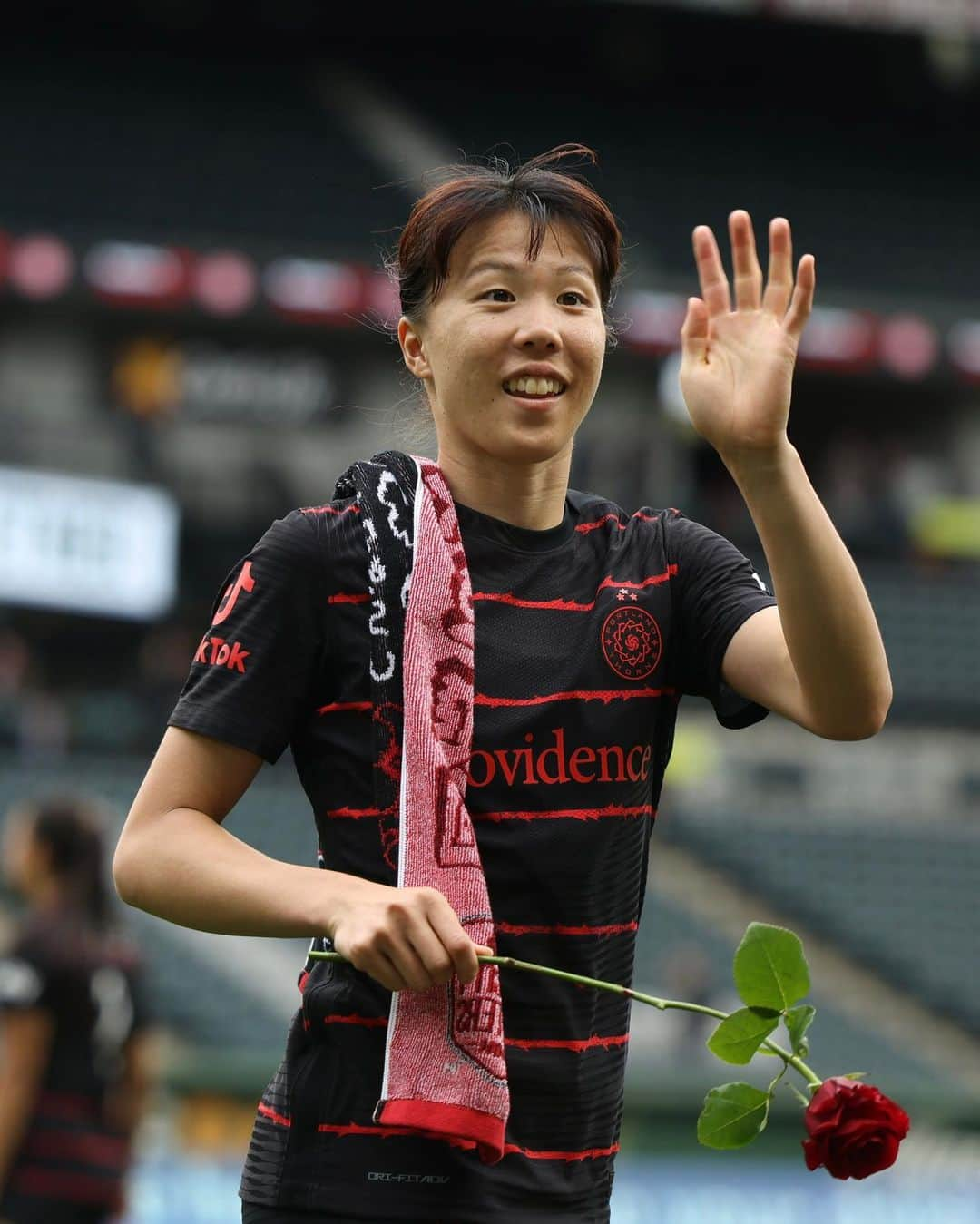 杉田妃和さんのインスタグラム写真 - (杉田妃和Instagram)「There’s nothing like the Hina Hive 🐝🥹  Our @rosecityriveters made Hina her very own #BAONPDX scarf in her honor 👏」5月24日 6時47分 - sugita_hina08