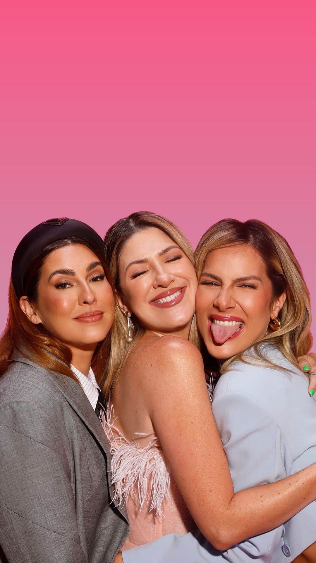 のインスタグラム：「PAROU TUDO?! Então vem que @DANICALABRESA TÁ NA AREA PARA O #QUEMPODEPOD!!! Pra rir, refletir, se emocionar... O episódio de hoje tá incrível!!! 💘  Hoje e toda terça-feira, às 19h, tem episódio novo no canal @Gioh_Oficial! ENTÃO JÁ SE INSCREVE E ATIVA O SININHO pra não perder NADA!!! 🎦 (Link na bio) 💘  #canalgioh #quempodepod #videocast #gioh #giohnoyoutube #fepa #danicalabresa #quempodepodcomdanicalabresa」