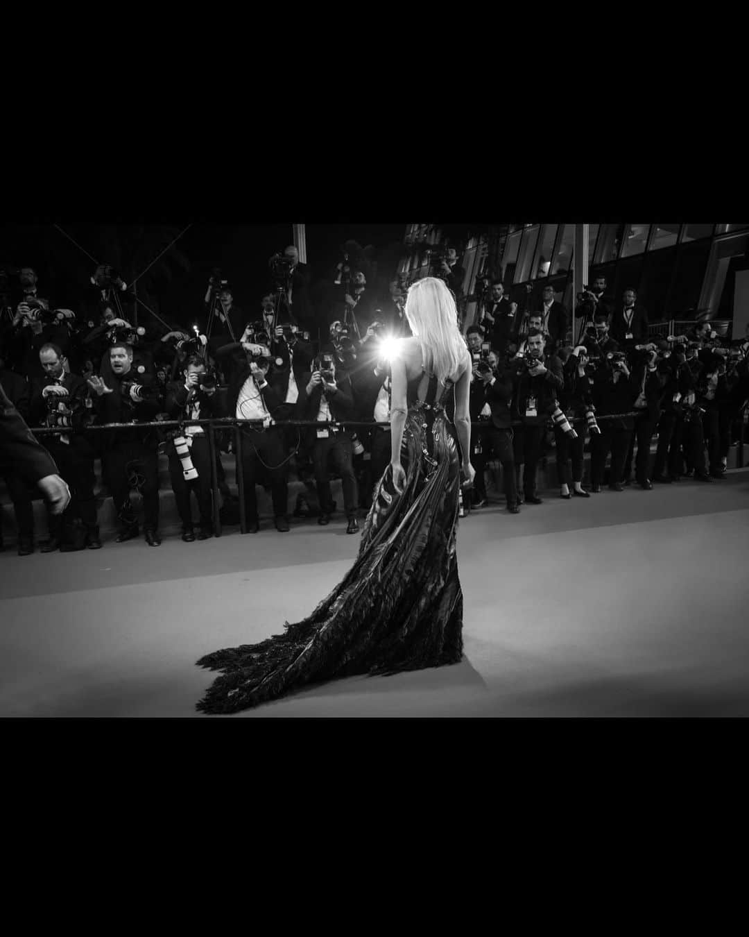 ステラ・マックスウェルさんのインスタグラム写真 - (ステラ・マックスウェルInstagram)「What a pleasure attending ‘The Idol’ premiere last night in Cannes 🖤 Wearing the one and only Atelier Versace @donatella_versace @versace」5月24日 6時55分 - stellamaxwell