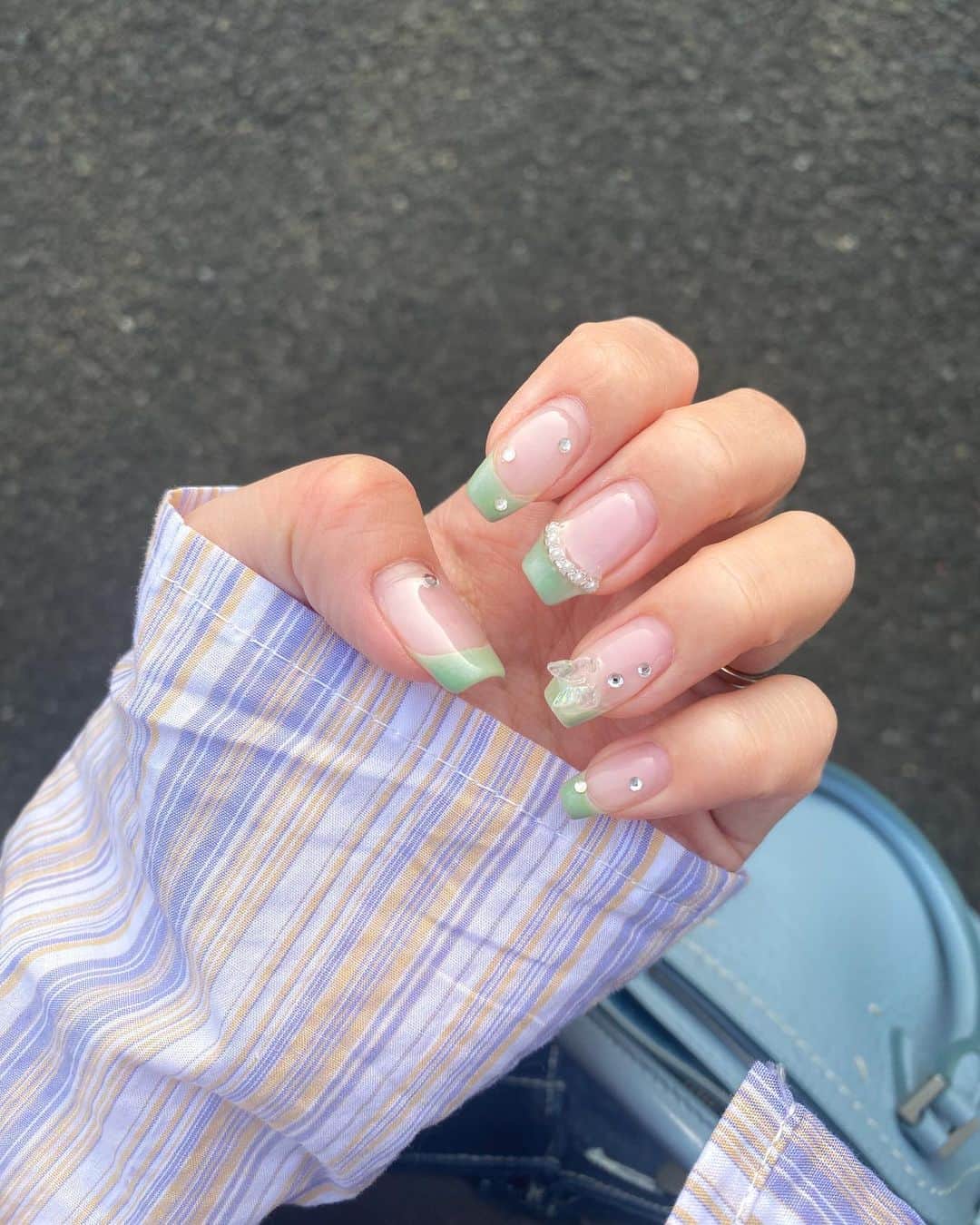 郡司りかのインスタグラム：「今月のネイルかわいい🦋  めずらしく大きめのパーツを乗せてもらったけど フレンチは新緑のようなグリーンなのでカジュアルな服装にも合わせやすかった🌿  可愛いのに大人っぽく爽やかなネイル…すごくすごくお気に入り。 みづきさんありがとうございます🍨 @lilybeautynail  @bmoon_mizuki  #lilybeautynail #フレンチネイル #ハートネイル #シンプルネイル #ワンホンネイル」