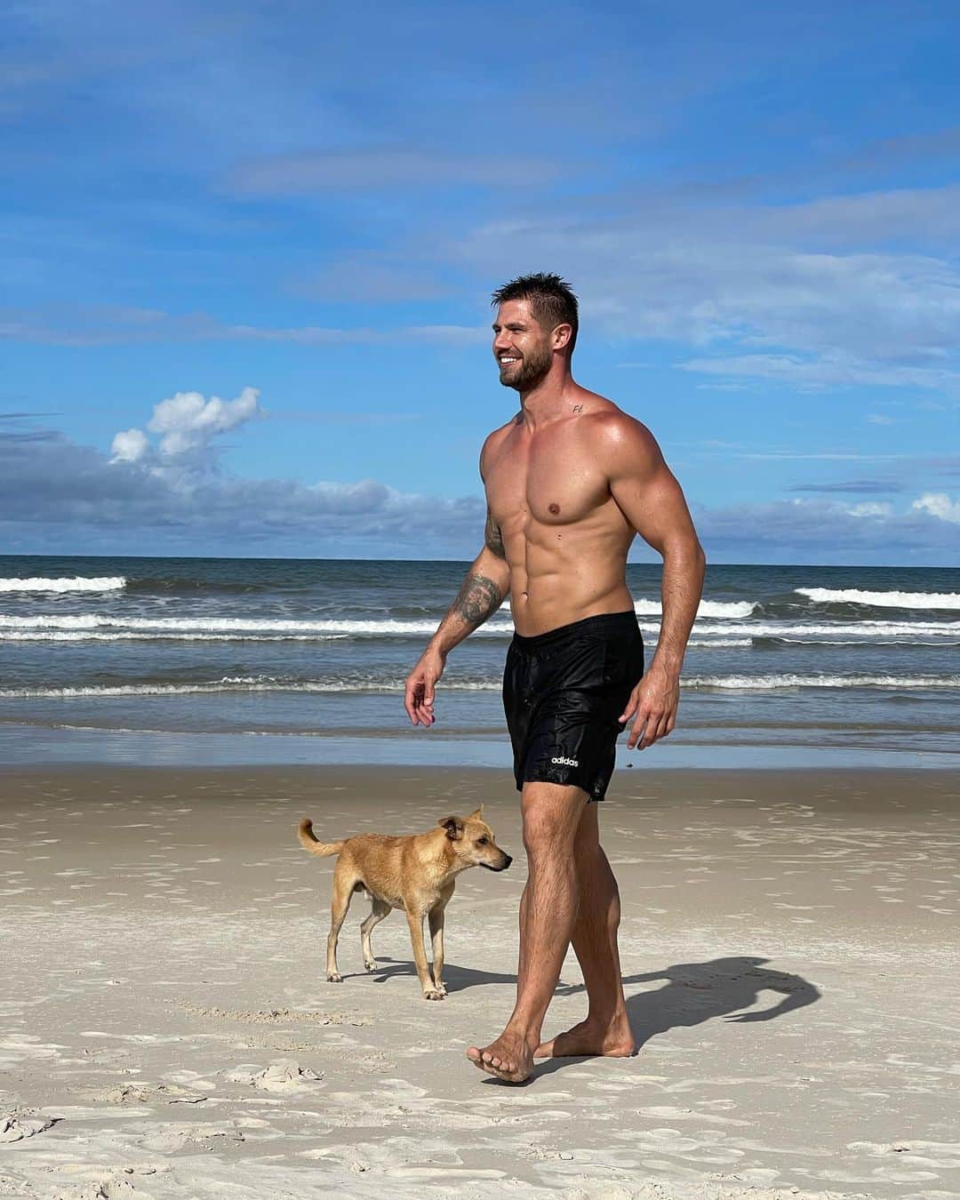 Jonas Sulzbachのインスタグラム：「Sol, mar e um dog cheio de amor 💙」